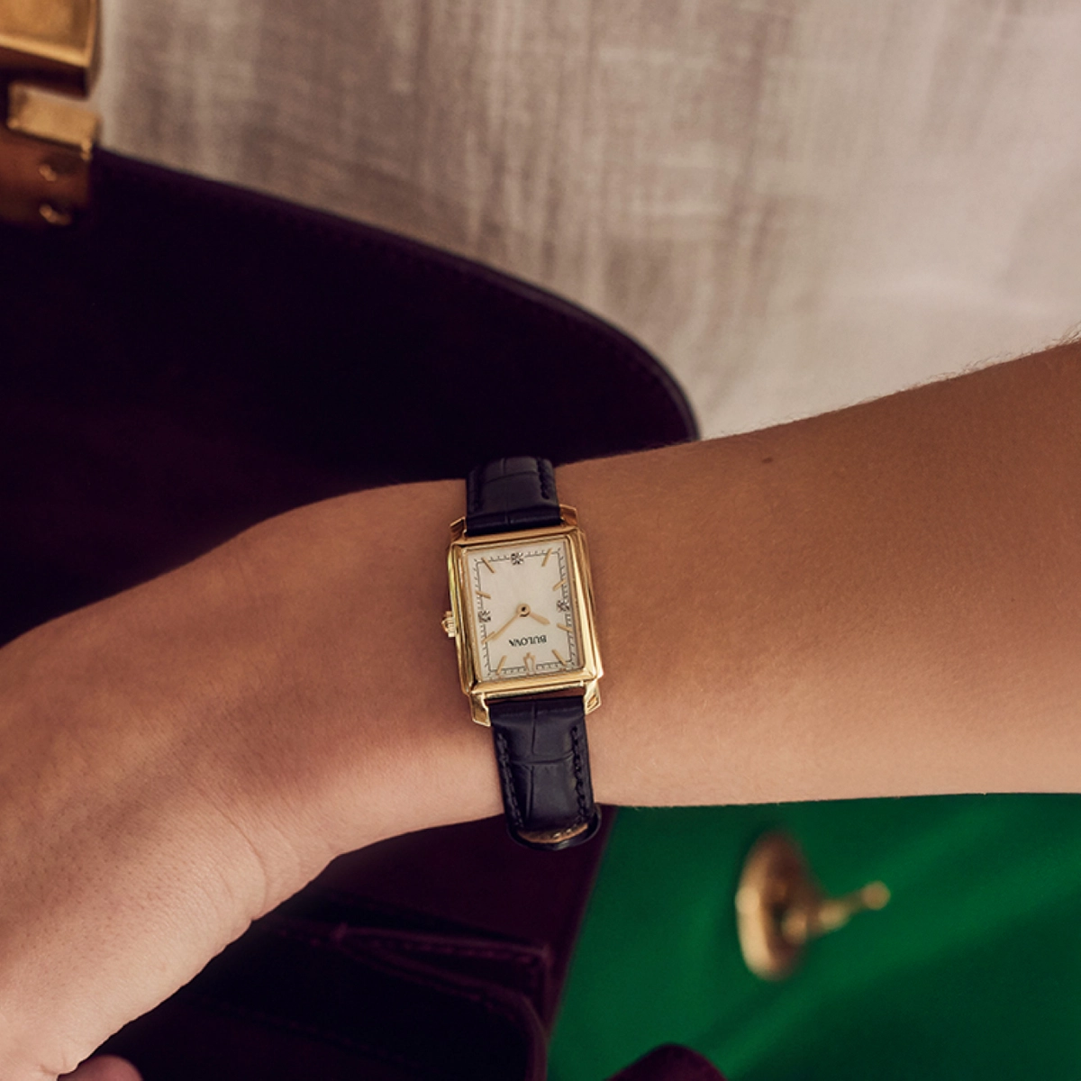 Reloj Bulova análogo, para Dama, tablero rectangular color blanco, estilo index, pulso cuero color negro