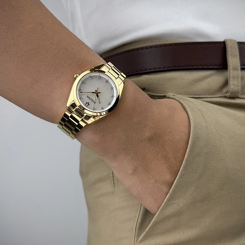 Reloj Bulova análogo, para Dama, tablero redondo color blanco, estilo puntos, pulso acero color dorado