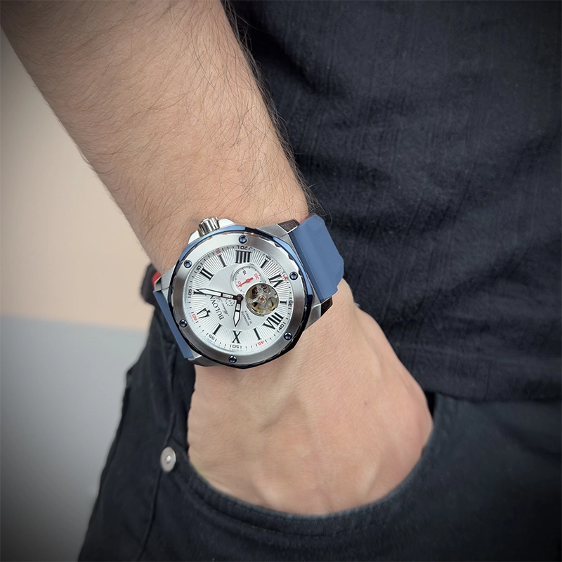 Reloj Bulova analogo, para Hombre, tablero redondo colores plateado y azul, estilo index + romano, pulso silicona colores azul y rojo