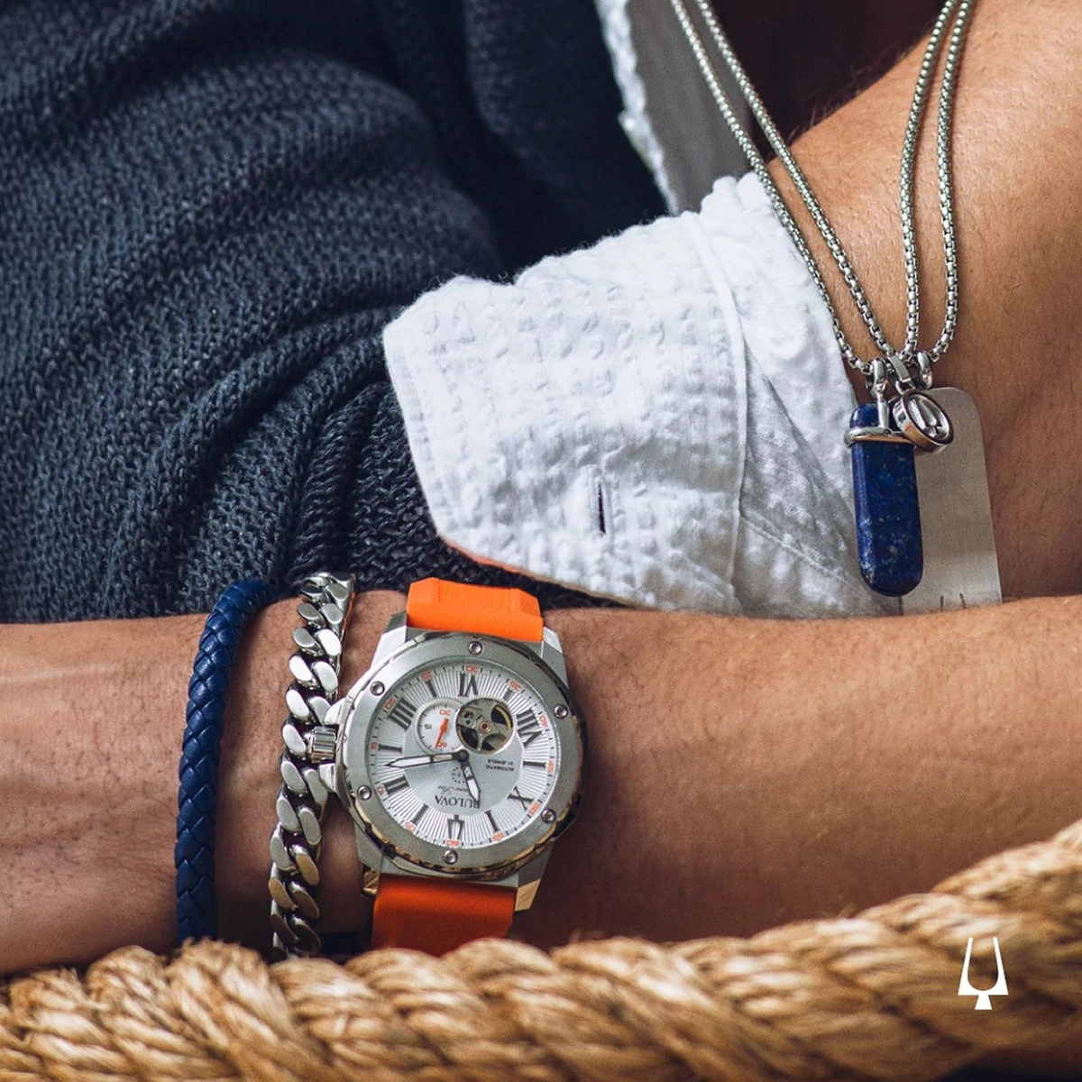 Reloj Bulova análogo, para Hombre, tablero redondo colores plateado y naranja, estilo index + romano, pulso silicona colores naranja y gris