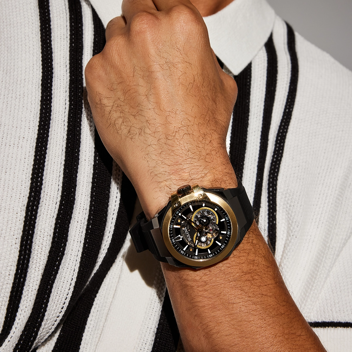 Reloj Bulova análogo, para Hombre, tablero redondo color negro, estilo index, pulso silicona color negro, calendario
