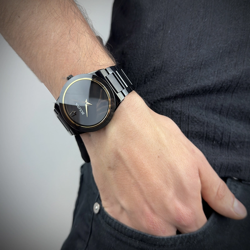 Reloj Bulova análogo, para Hombre, tablero redondo colores negro y dorado, estilo sin números, pulso acero color negro