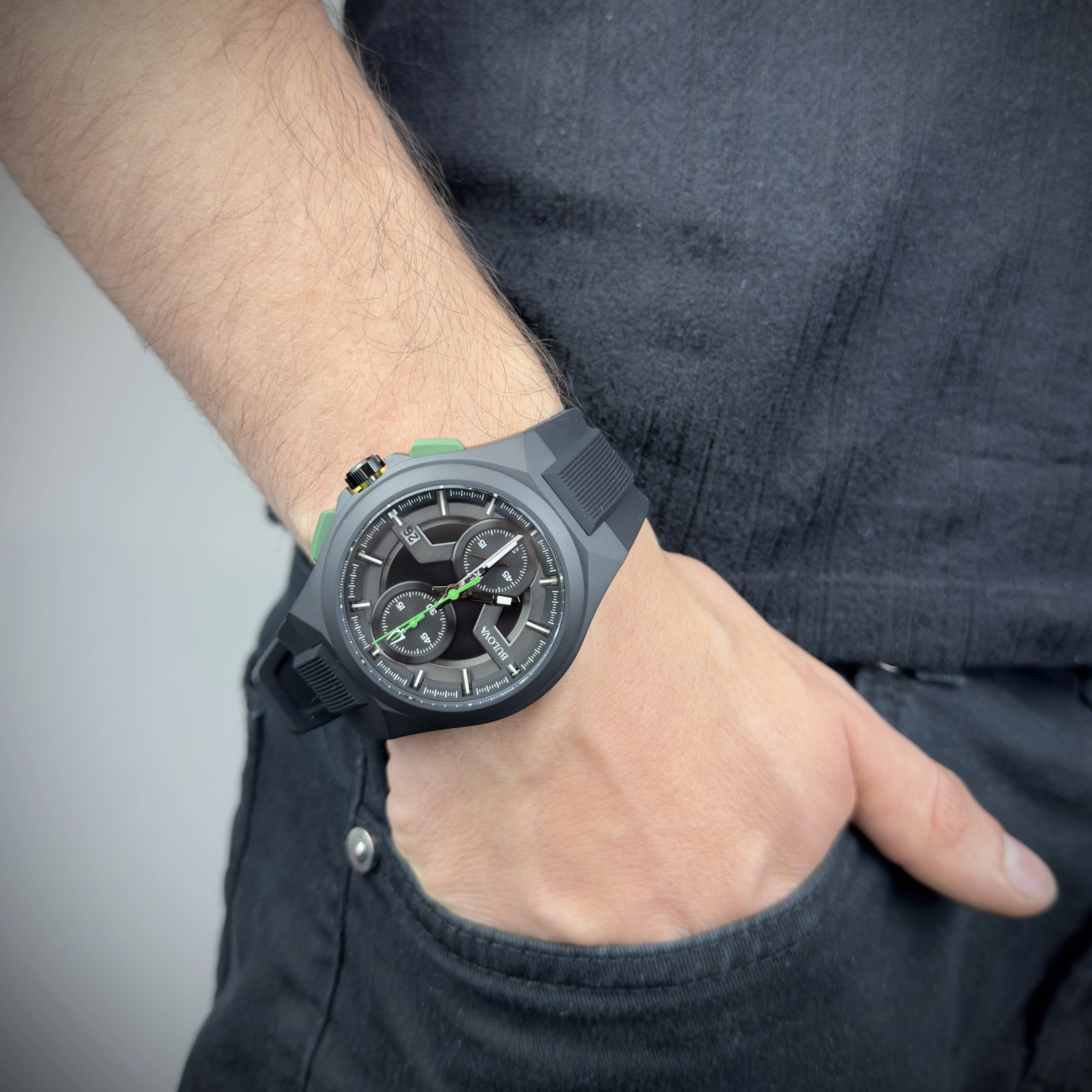 Reloj Bulova analogo, para Hombre, tablero redondo colores negro y verde, estilo index, pulso silicona color negro, calendario, cronografo