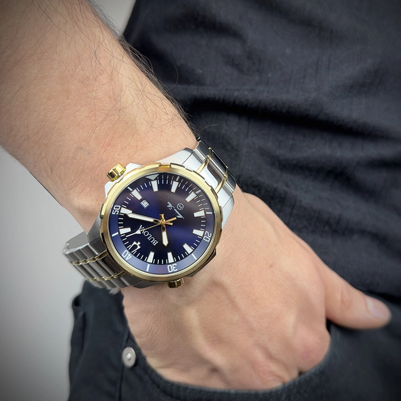 Reloj Bulova análogo, para Hombre, tablero redondo color azul, estilo index, pulso acero colores plateado y dorado, calendario