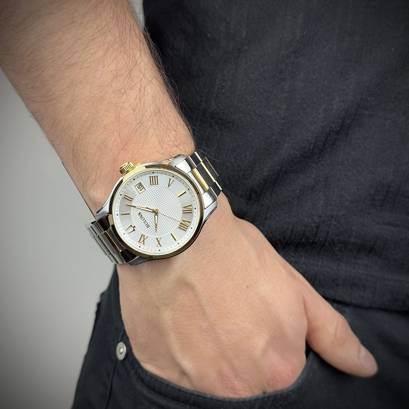 Reloj Bulova analogo, para Hombre, tablero redondo colores plateado y dorado, estilo index + romano, pulso acero colores plateado y dorado, calendario