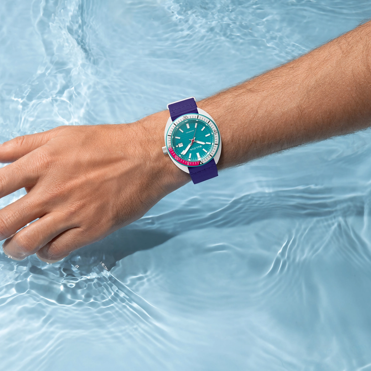 Reloj Bulova análogo, Unisex, tablero redondo color verde, estilo index, pulso lona color morado, calendario