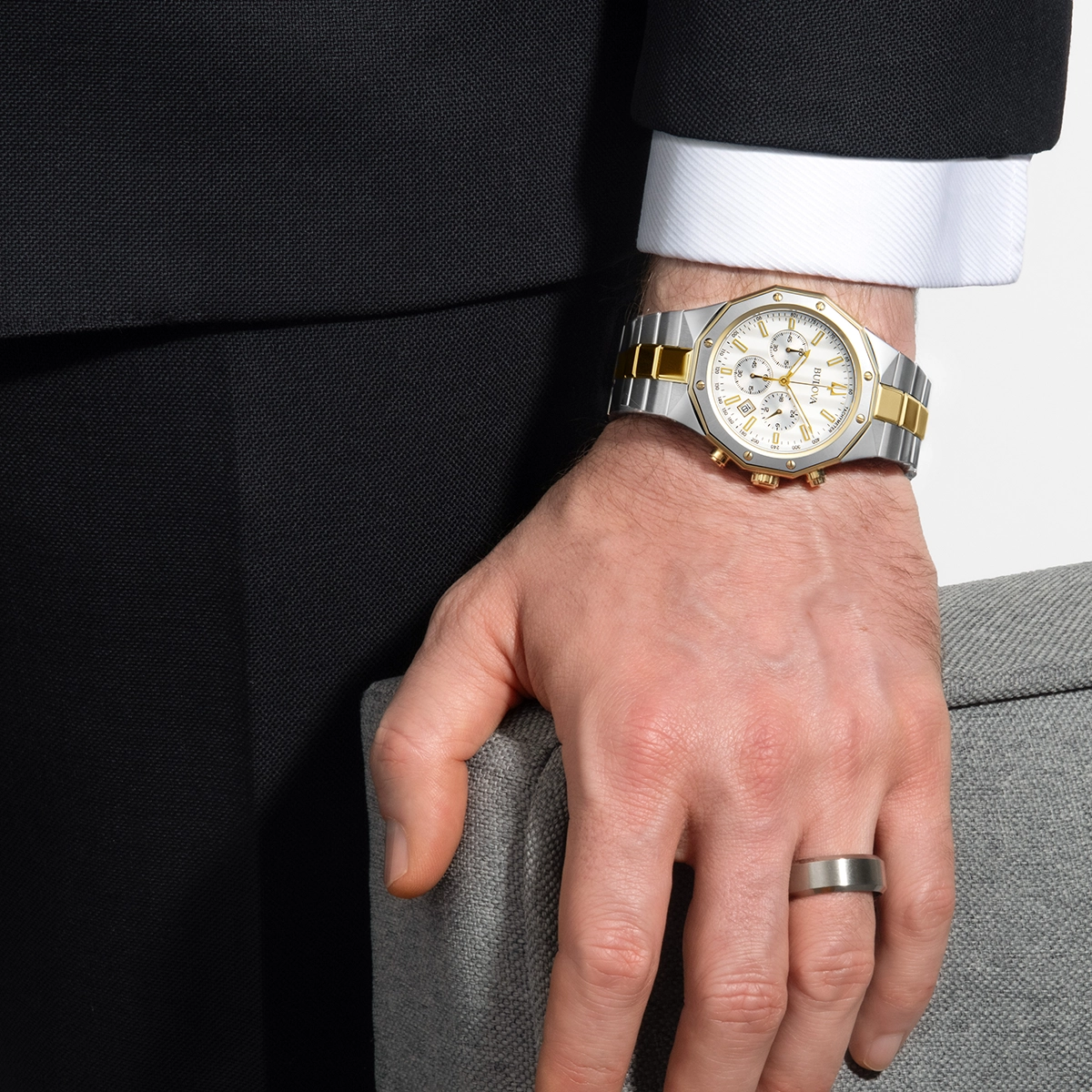 Reloj Bulova análogo, para Hombre, tablero redondo colores blanco y dorado, estilo index, pulso acero colores plateado y dorado, calendario, cronografo