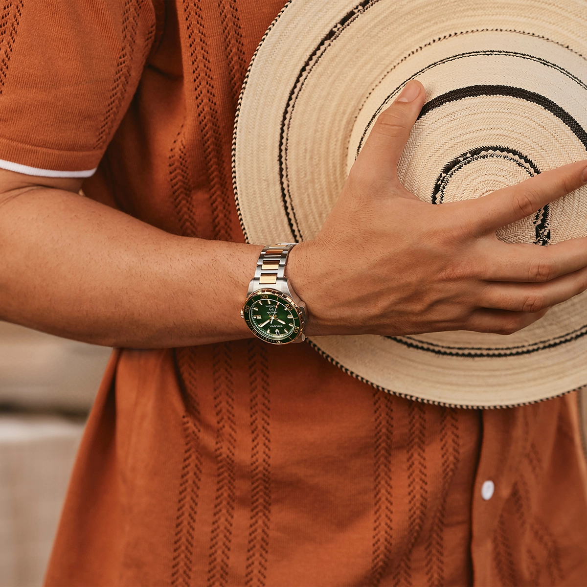 Reloj Bulova análogo, para Hombre, tablero redondo colores verde y blanco, estilo index, pulso acero colores plateado y dorado, calendario