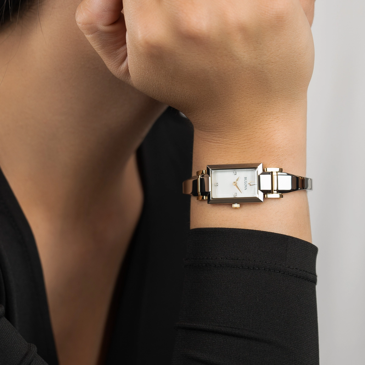 Reloj Bulova análogo, para Dama, tablero rectangular color blanco, estilo puntos, pulso acero color plateado