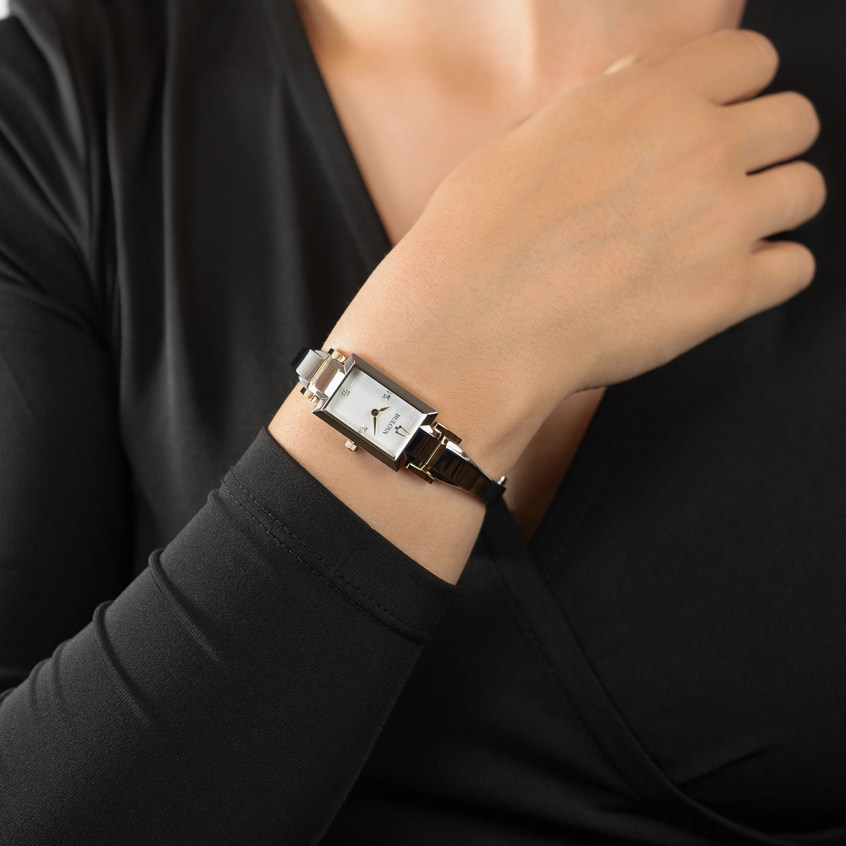 Reloj Bulova análogo, para Dama, tablero rectangular color blanco, estilo puntos, pulso acero color plateado