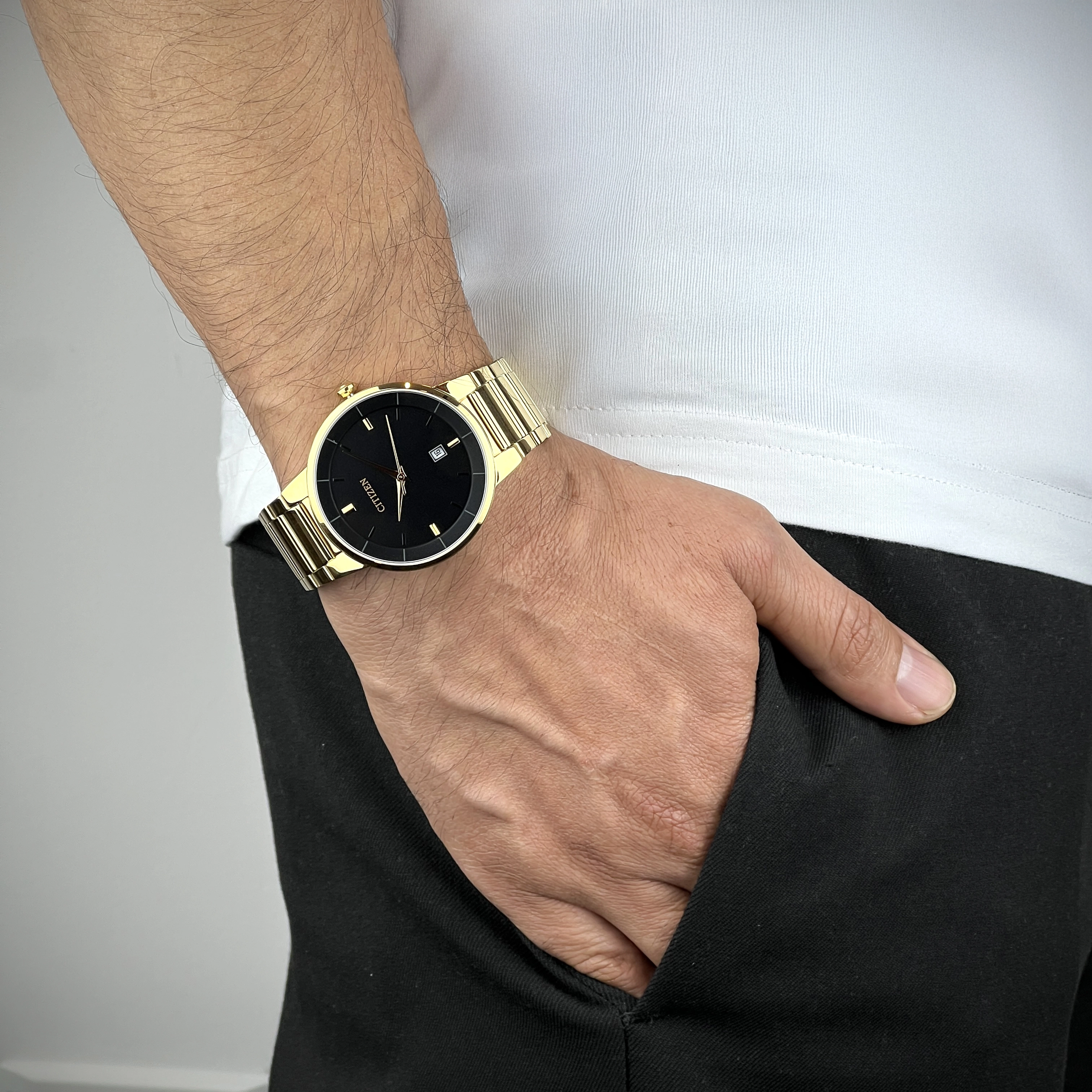 Reloj Citizen analogo, para Hombre, tablero redondo color negro, estilo index, pulso acero color dorado, calendario