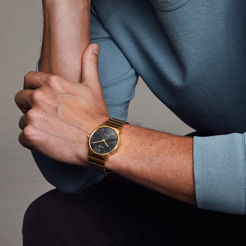 Reloj Citizen analogo, para Hombre, tablero redondo color negro, estilo index, pulso acero color dorado, calendario