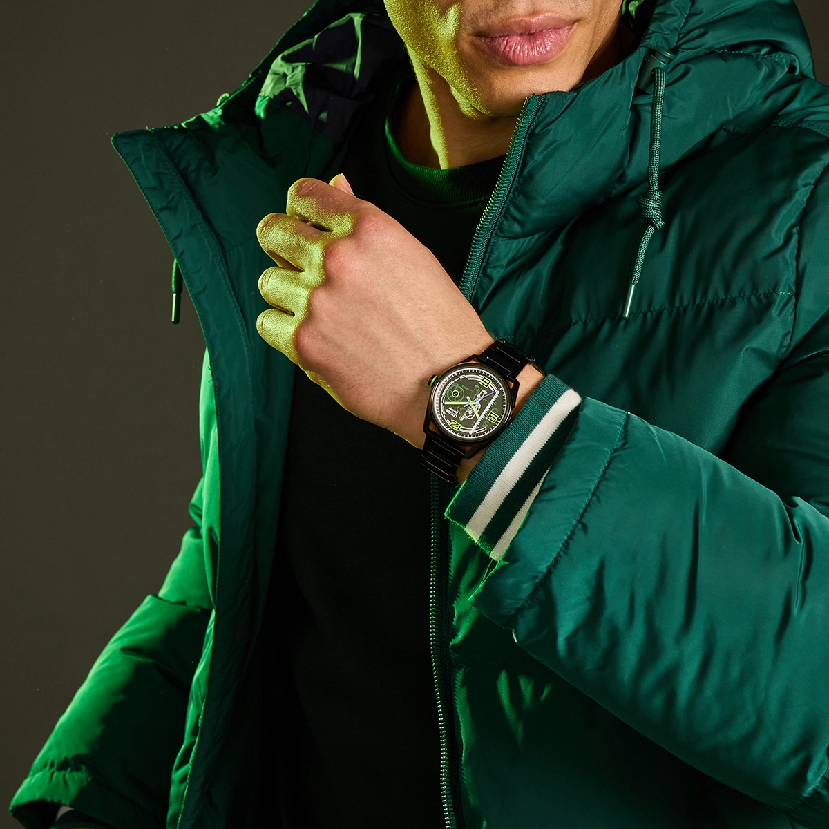 Reloj Citizen análogo, para Hombre, tablero redondo colores negro y verde, estilo arábigos, pulso acero color negro, calendario