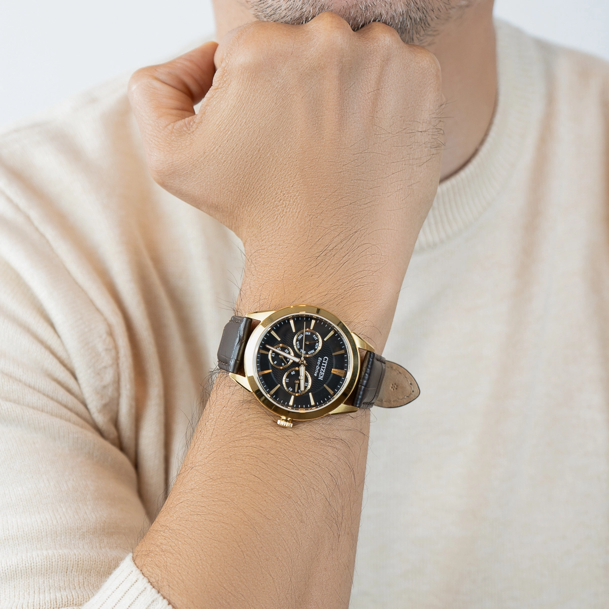 Reloj Citizen analogo, para Hombre, tablero redondo colores negro y dorado, estilo index, pulso cuero color café, calendario
