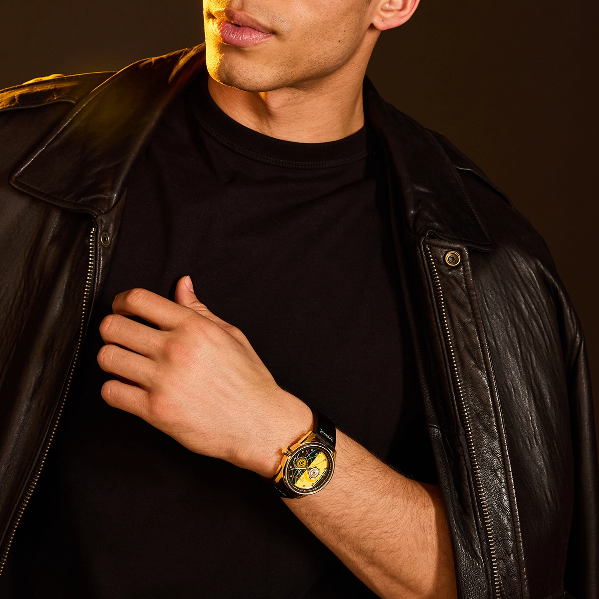 Reloj Citizen análogo, para Hombre, tablero redondo colores negro y amarillo, estilo puntos, pulso cuero color negro