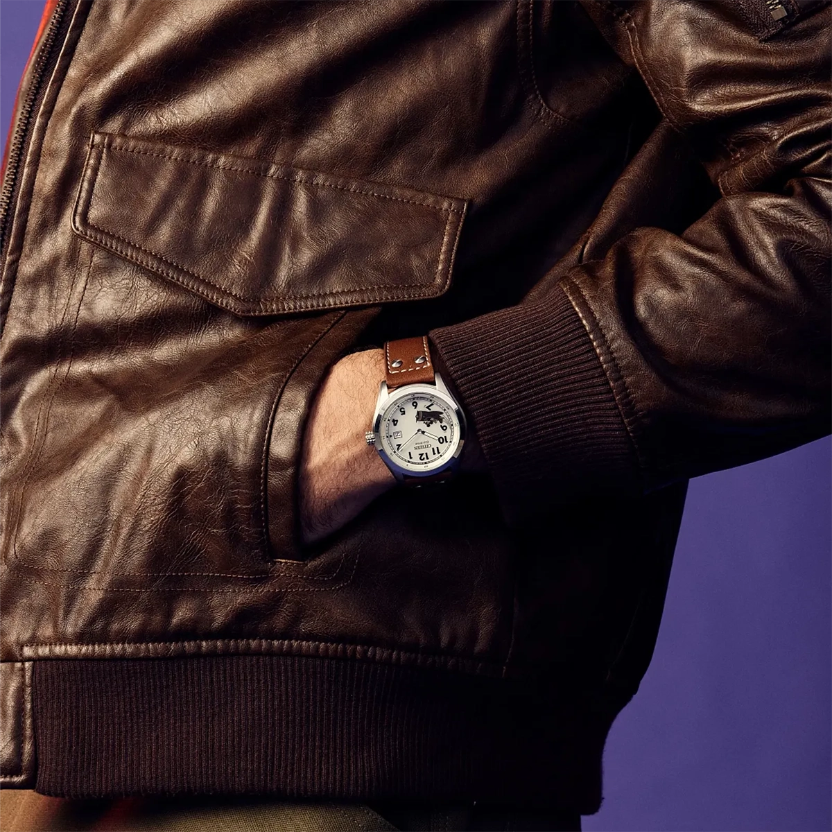 Reloj Citizen análogo, para Hombre, tablero redondo color blanco, estilo arábigos, pulso cuero color café, calendario