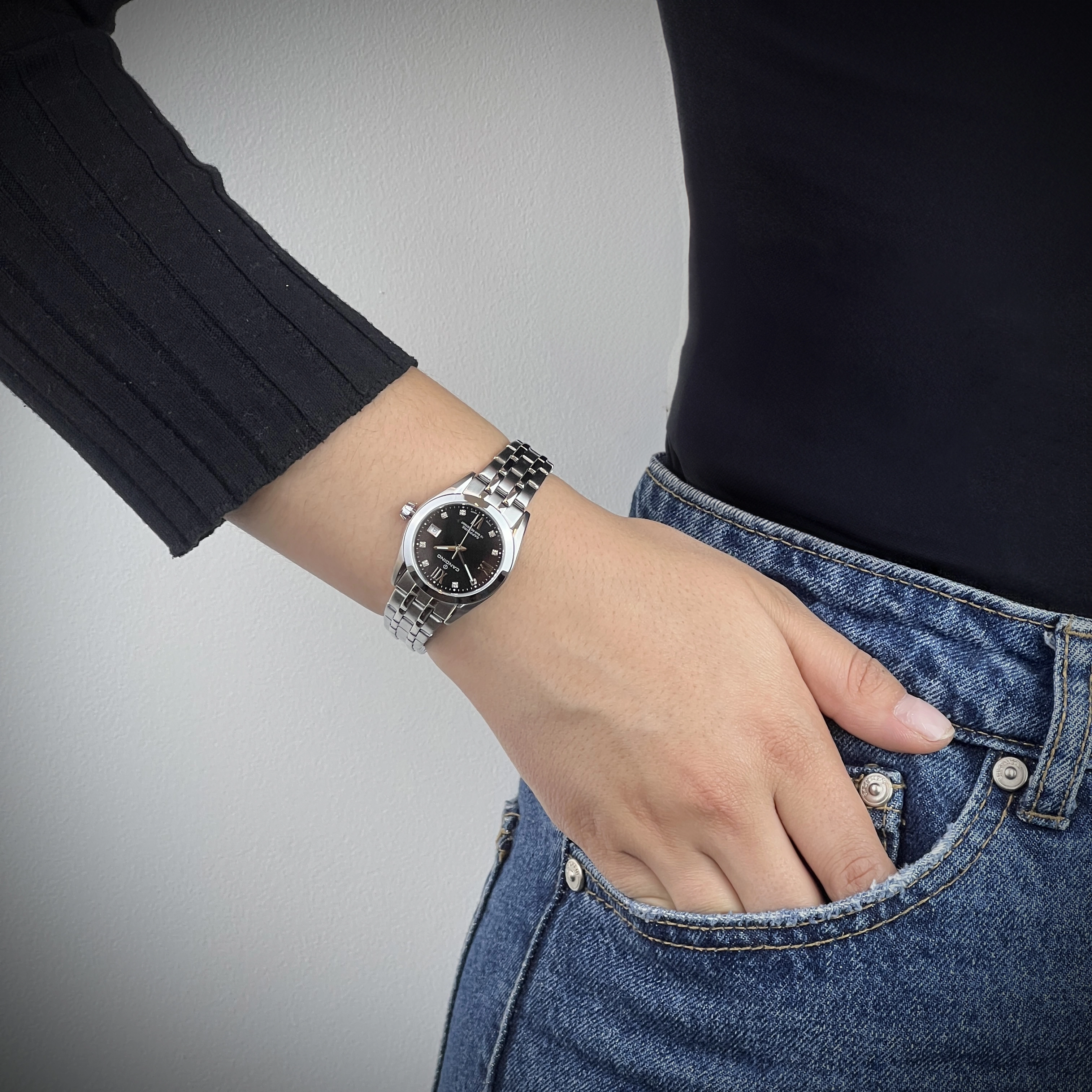 Reloj Candino análogo, para Dama, tablero redondo colores negro y plateado, estilo puntos + romano, pulso acero color plateado, calendario