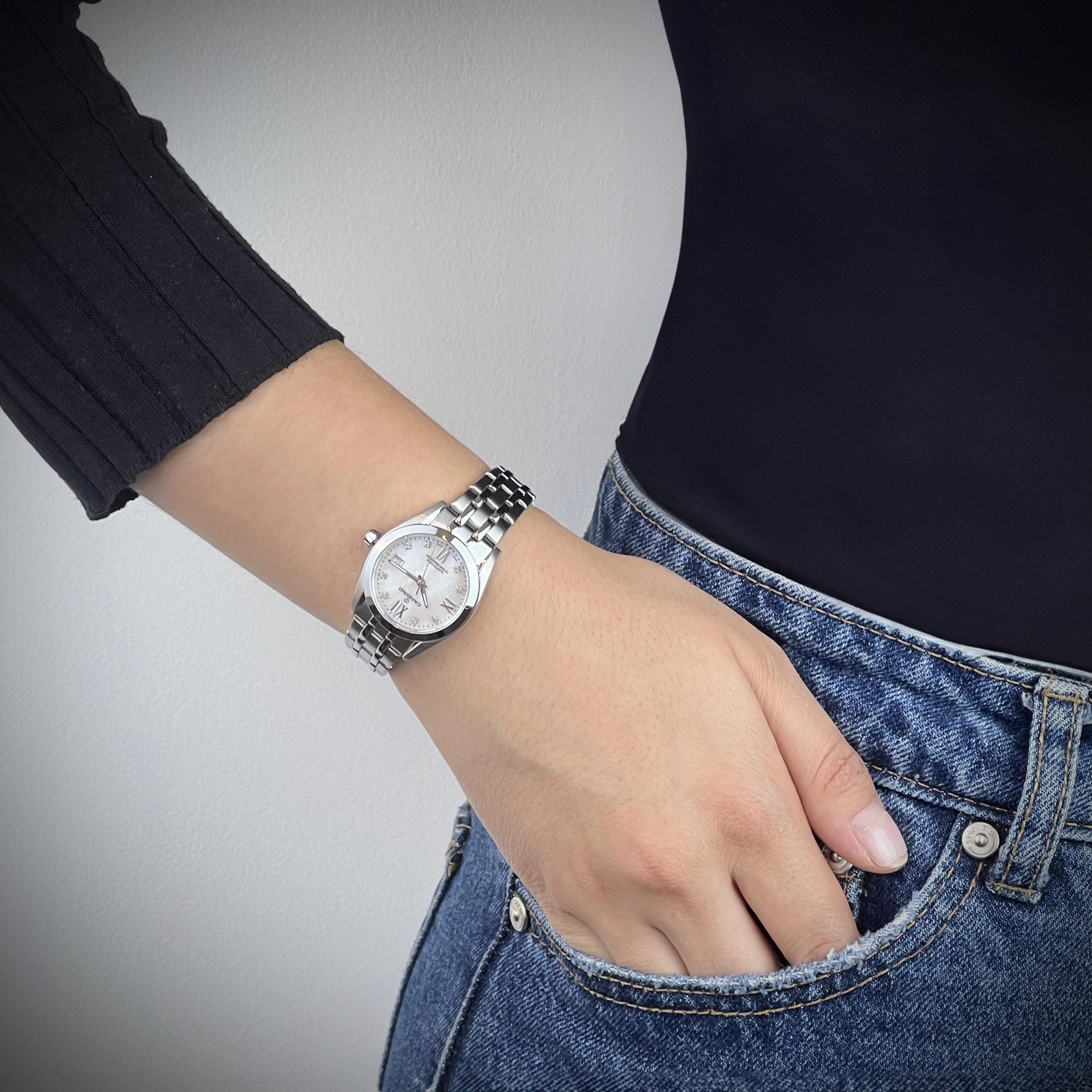 Reloj Candino análogo, para Dama, tablero redondo color blanco, estilo puntos + romano, pulso acero color plateado, calendario