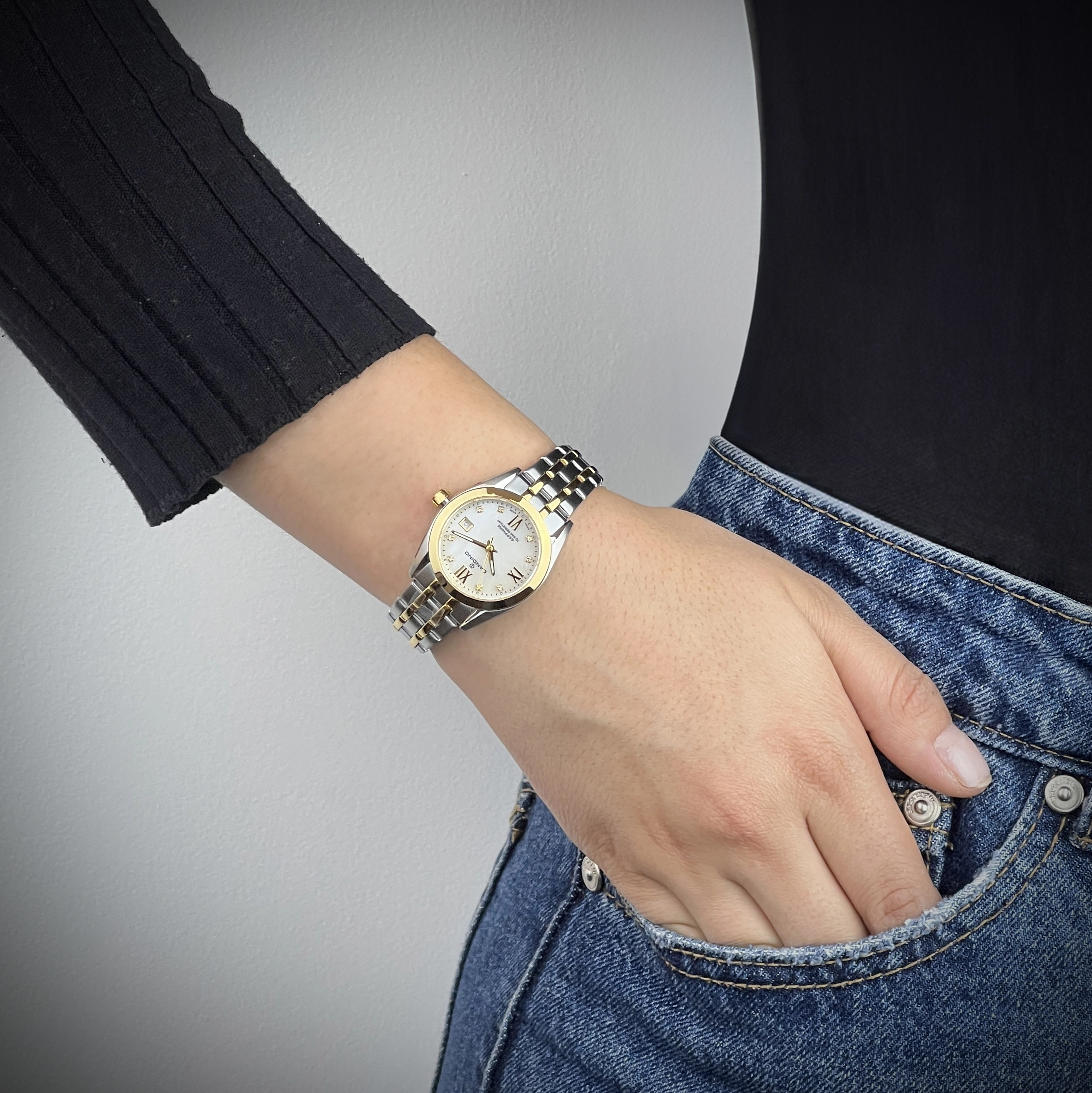 Reloj Candino análogo, para Dama, tablero redondo color blanco, estilo puntos + romano, pulso acero colores plateado y dorado, calendario