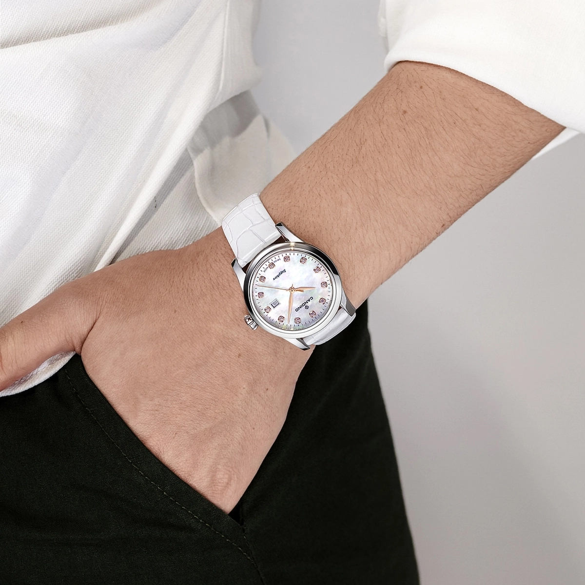 Reloj Candino analogo, para Dama, tablero redondo color blanco, estilo puntos, pulso cuero color blanco, calendario