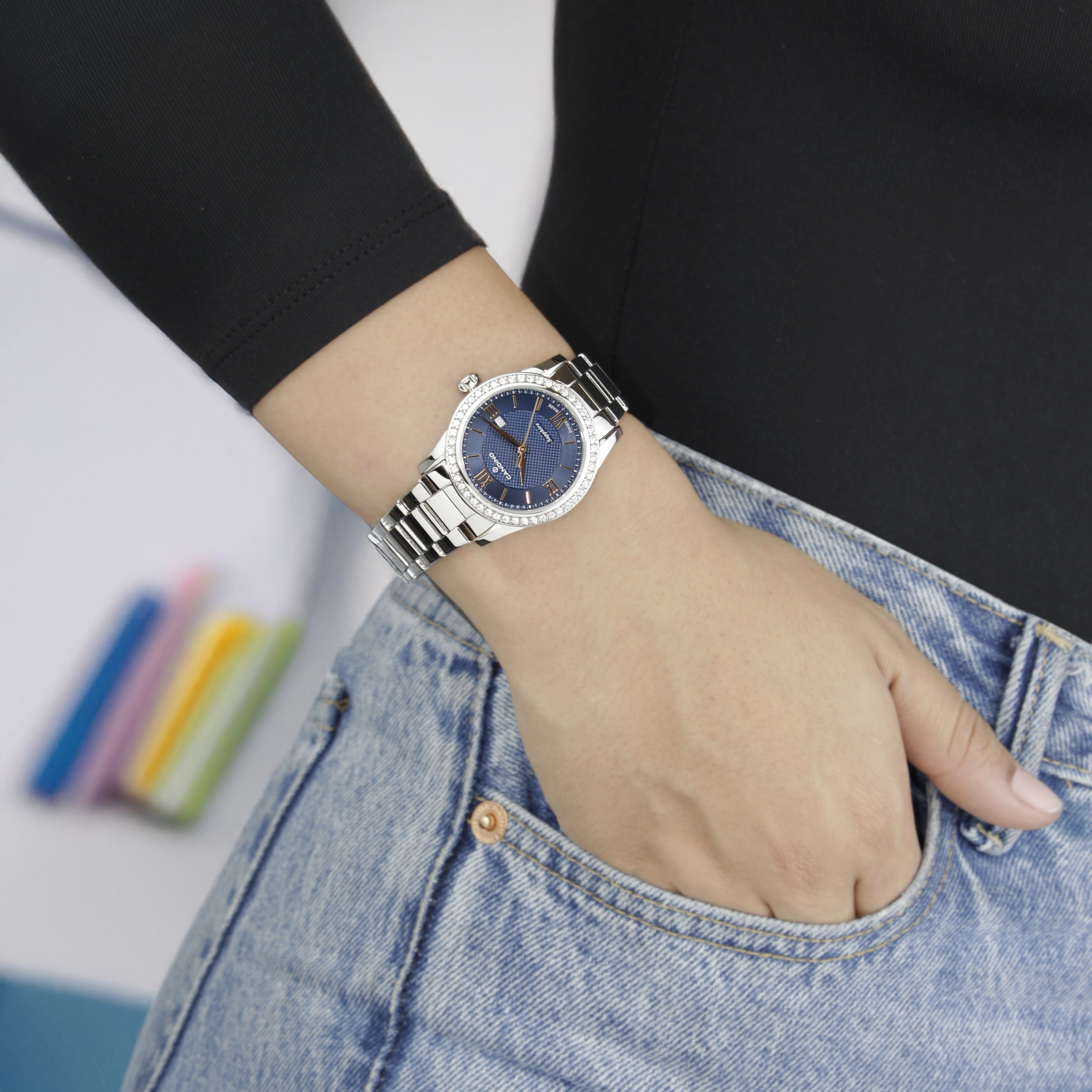 Reloj Candino analogo, para Dama, tablero redondo color azul, estilo index + romano, pulso acero color plateado, calendario