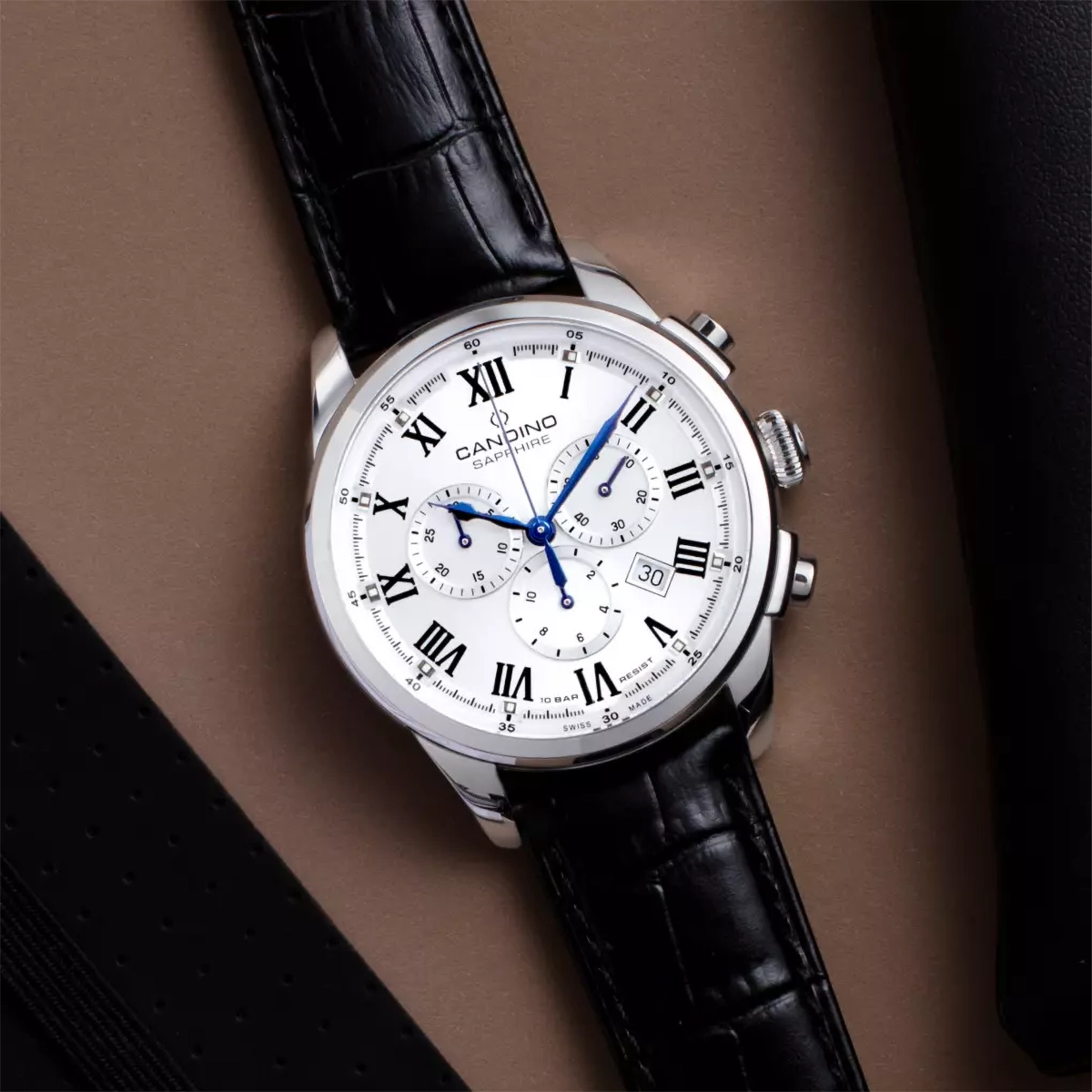 Reloj Candino análogo, para Hombre, tablero redondo color blanco, estilo romanos, pulso cuero color negro, calendario, cronografo