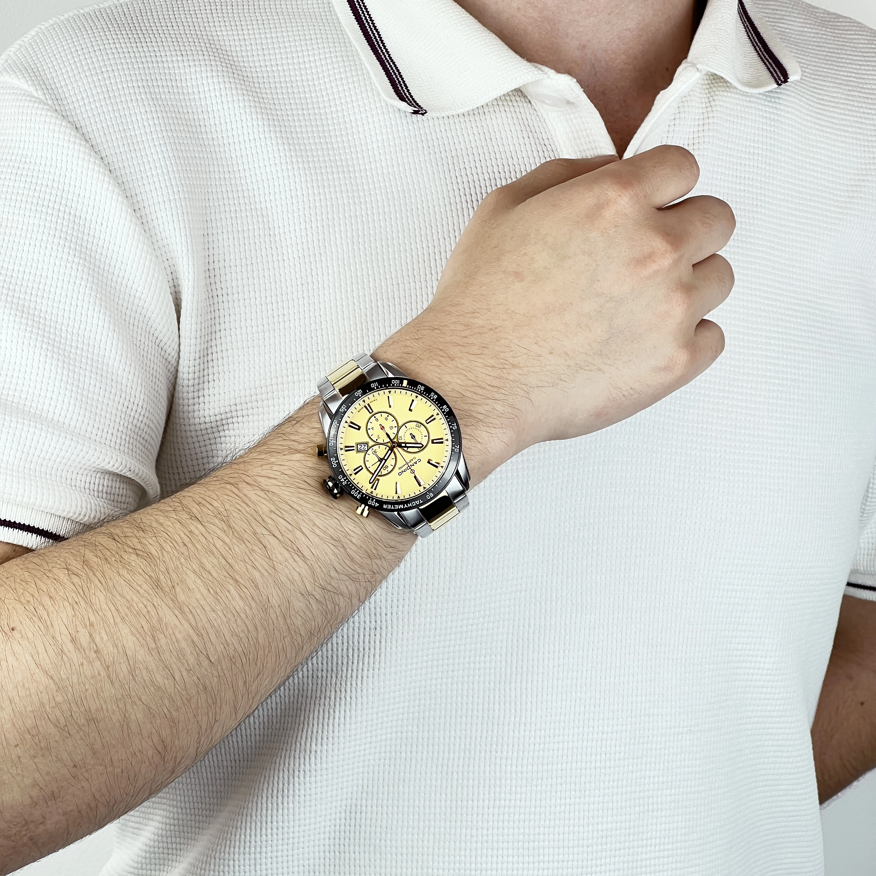 Reloj Candino analogo, para Hombre, tablero redondo color dorado, estilo index, pulso acero colores plateado y dorado, calendario, cronografo