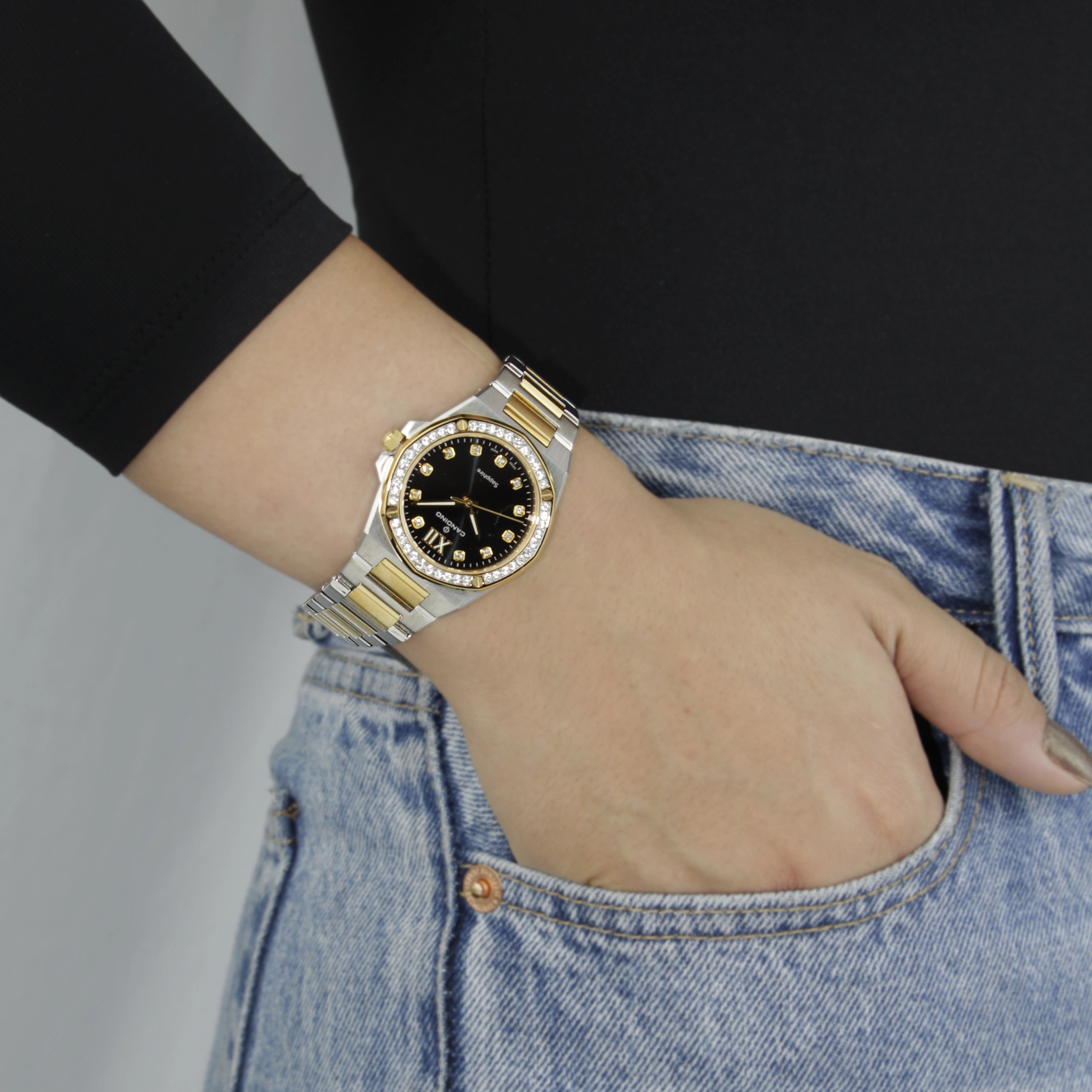 Reloj Candino analogo, para Dama, tablero redondo color negro, estilo puntos + romano, pulso acero colores plateado y dorado