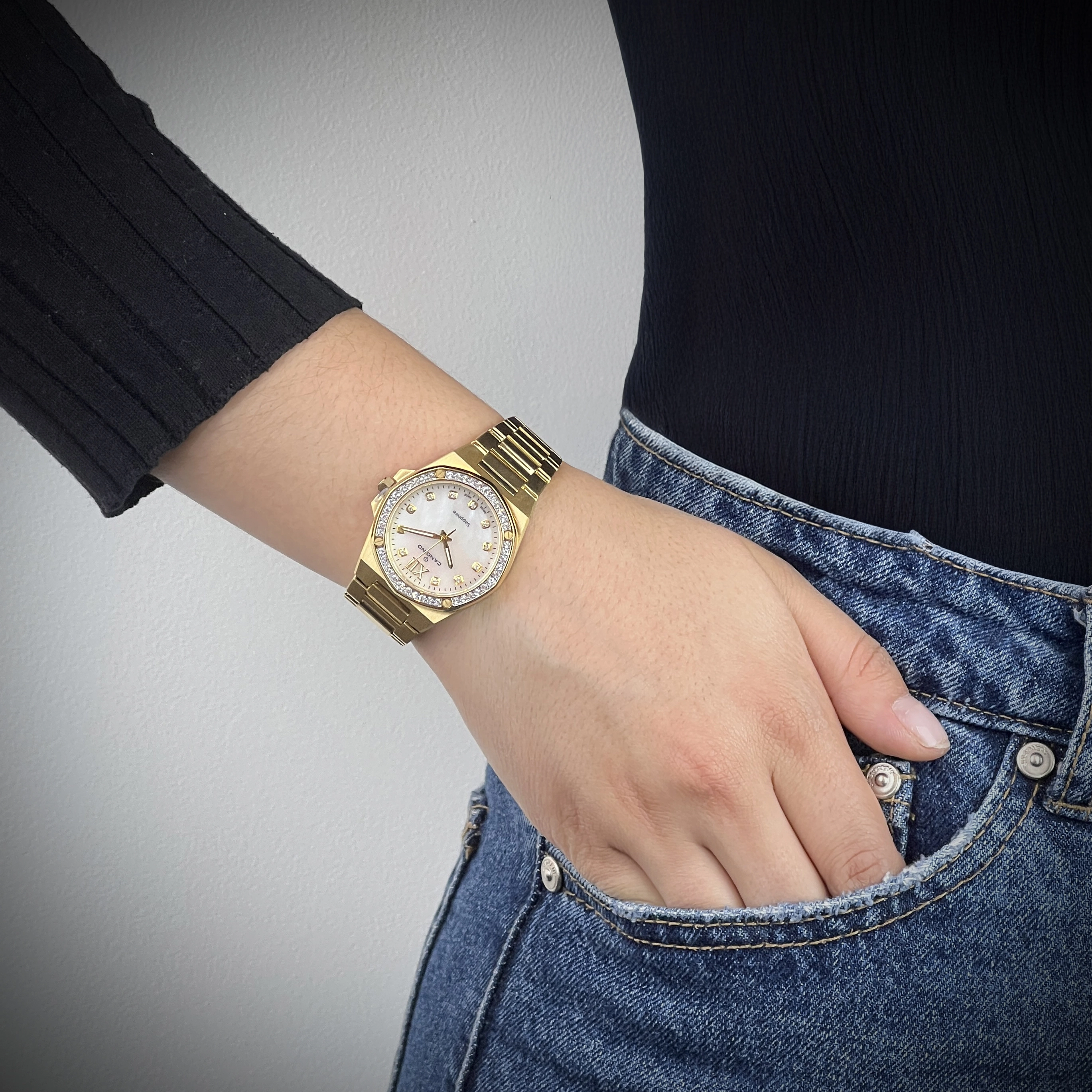 Reloj Candino analogo, para Dama, tablero redondo color blanco, estilo puntos + romano, pulso acero color dorado