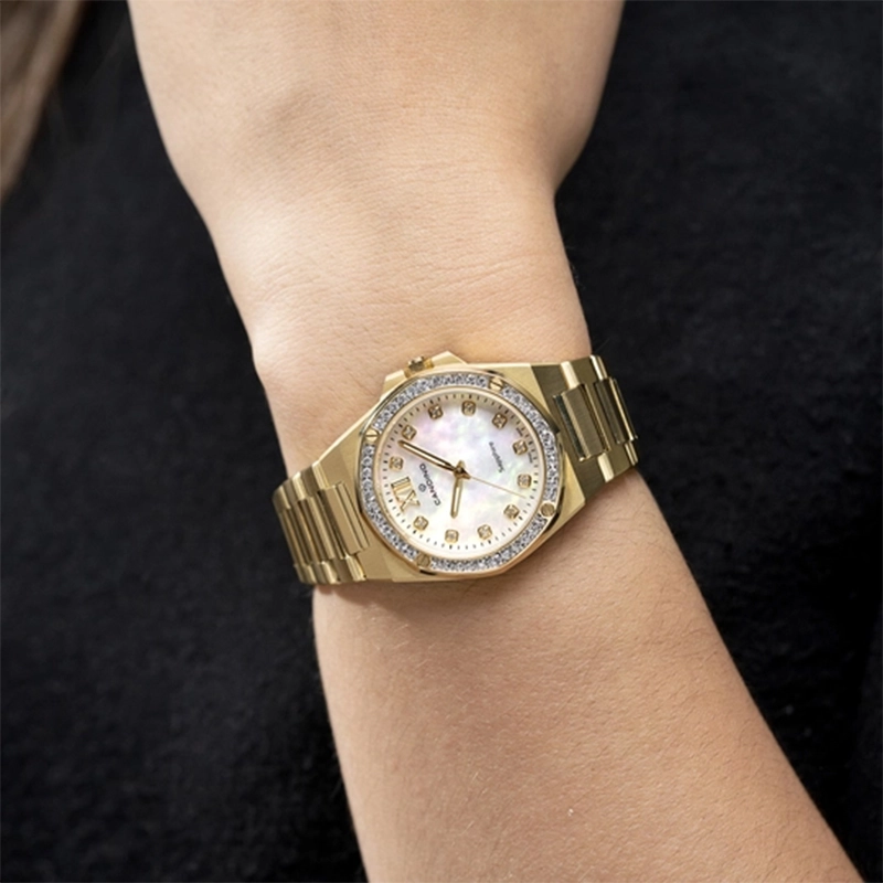 Reloj Candino analogo, para Dama, tablero redondo color blanco, estilo puntos + romano, pulso acero color dorado