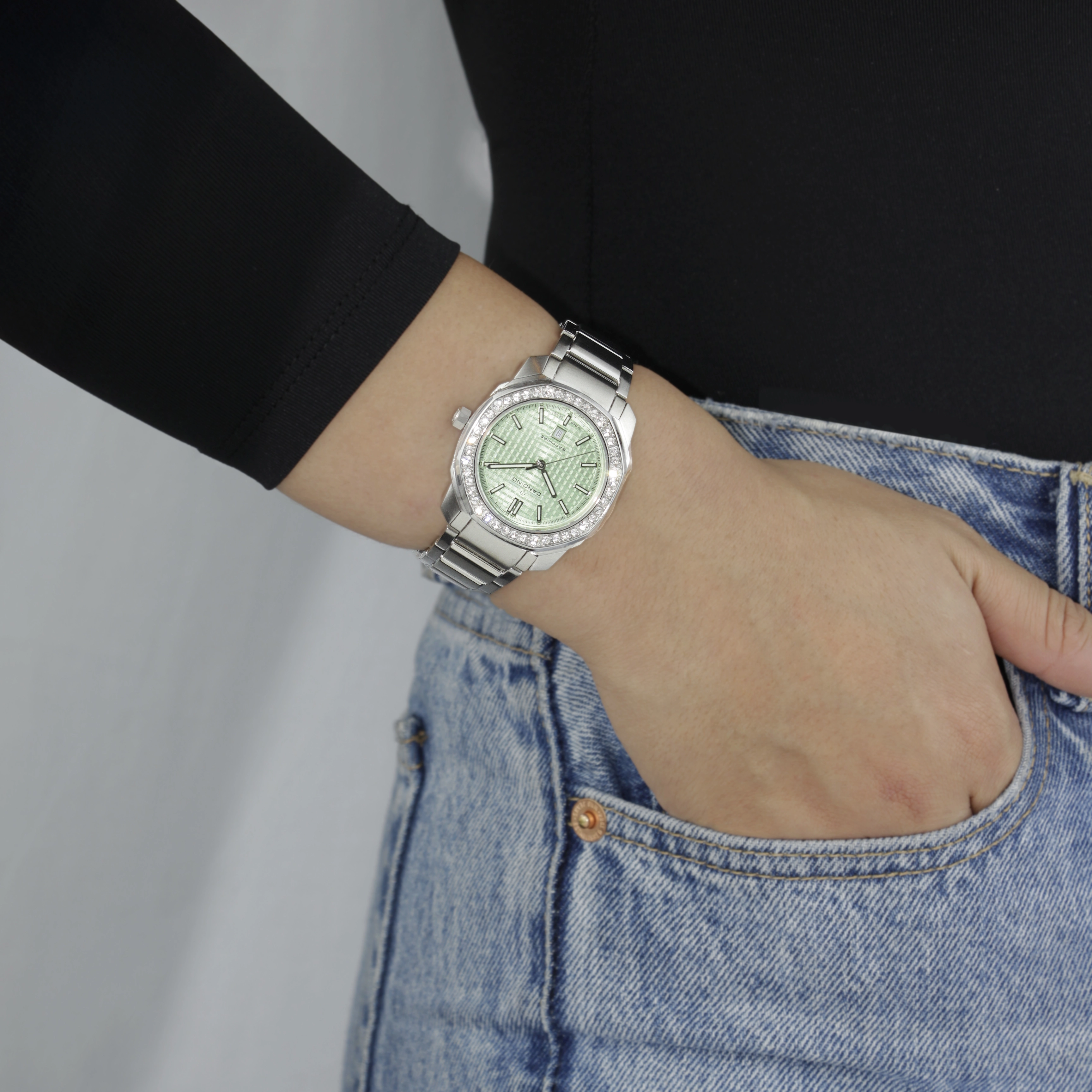 Reloj Candino analogo, para Dama, tablero redondo color verde, estilo index, pulso acero color plateado, calendario