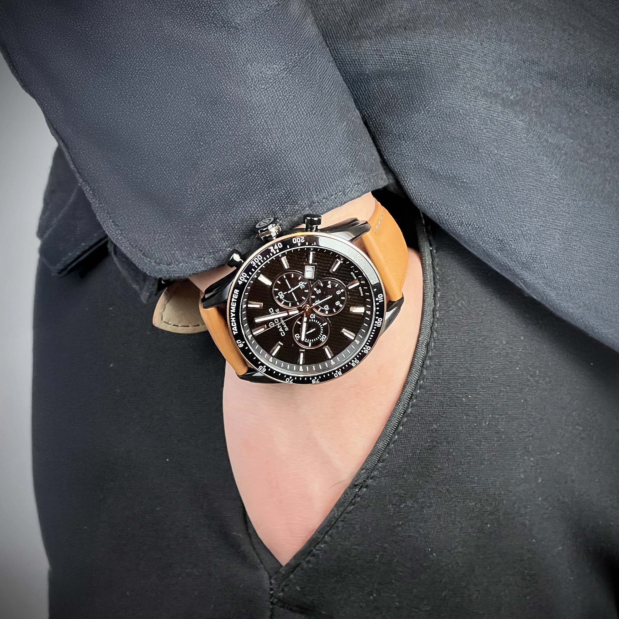 Reloj Candino analogo, para Hombre, tablero redondo colores negro y café, estilo index, pulso cuero color café, calendario, cronografo