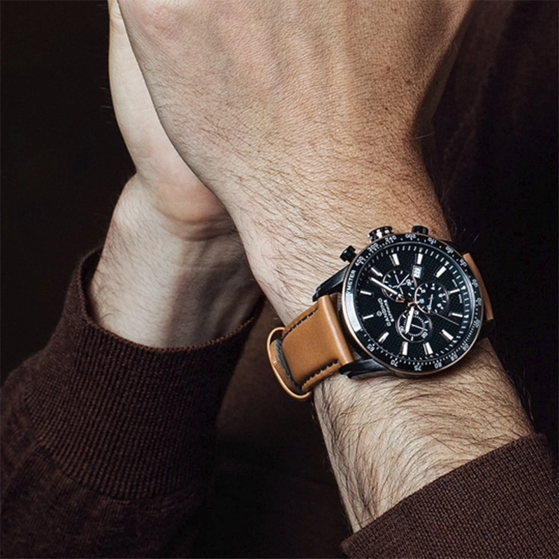 Reloj Candino analogo, para Hombre, tablero redondo colores negro y café, estilo index, pulso cuero color café, calendario, cronografo