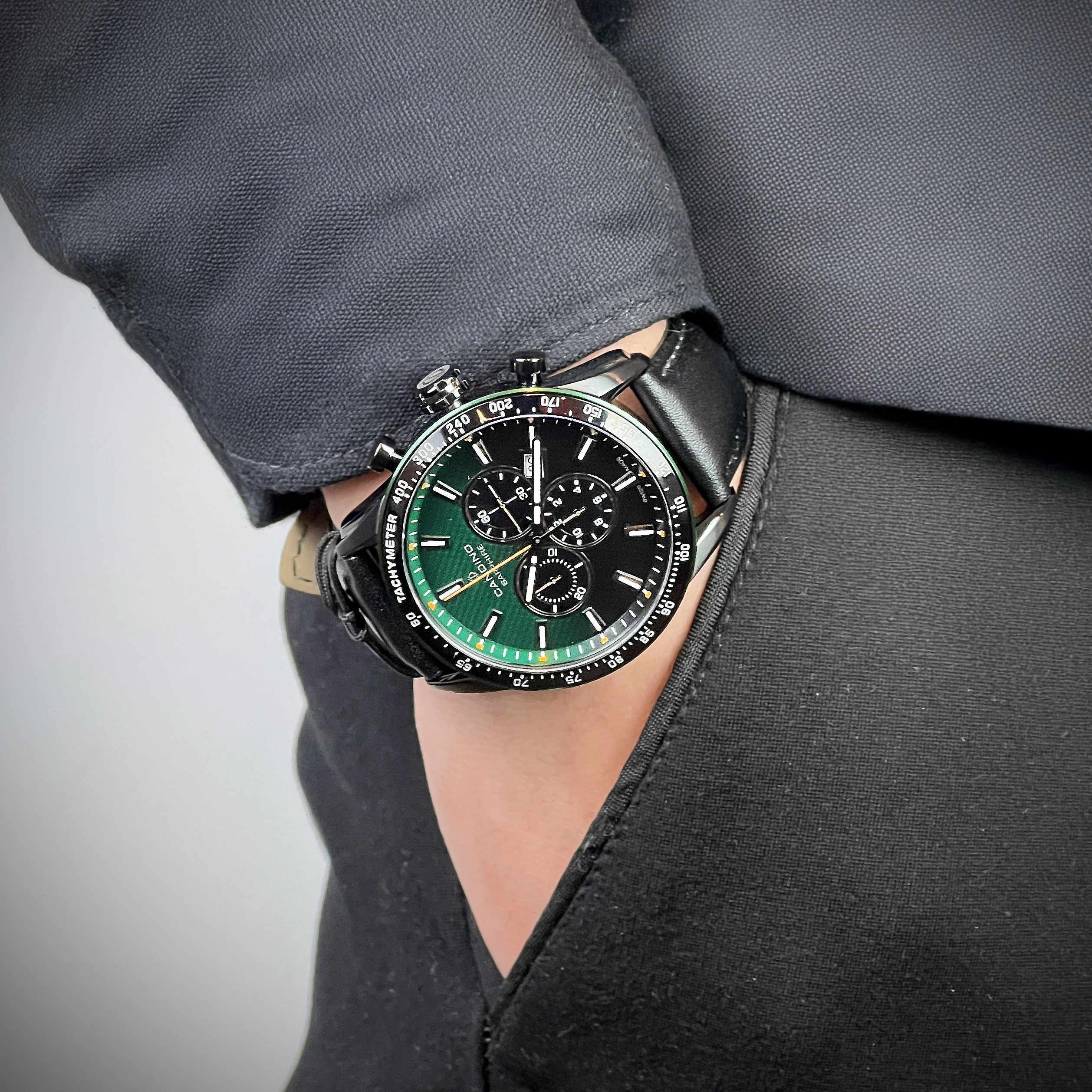 Reloj Candino analogo, para Hombre, tablero redondo colores verde y negro, estilo index, pulso cuero color negro, calendario, cronografo