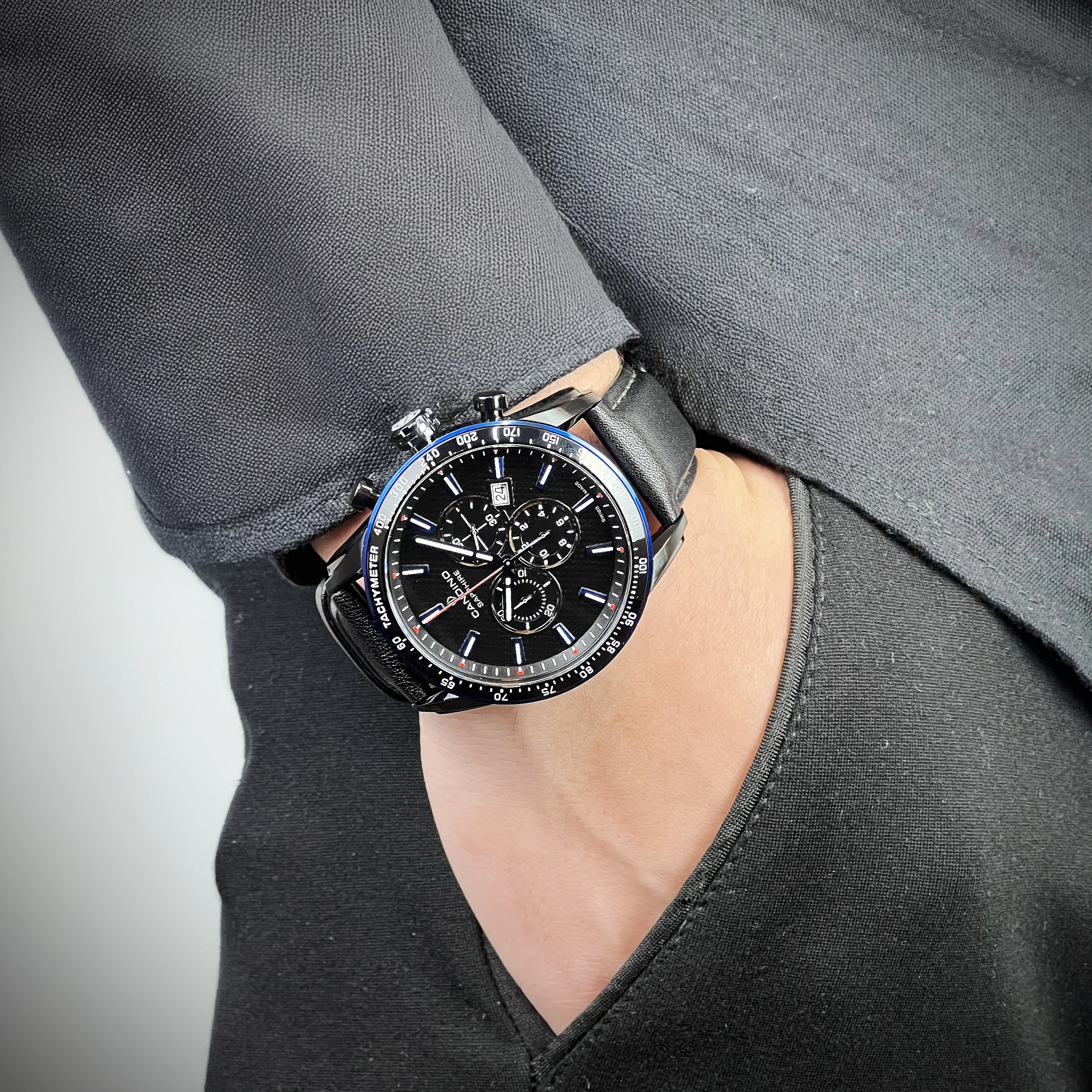 Reloj Candino analogo, para Hombre, tablero redondo colores negro y azul, estilo index, pulso cuero color negro, calendario, cronografo