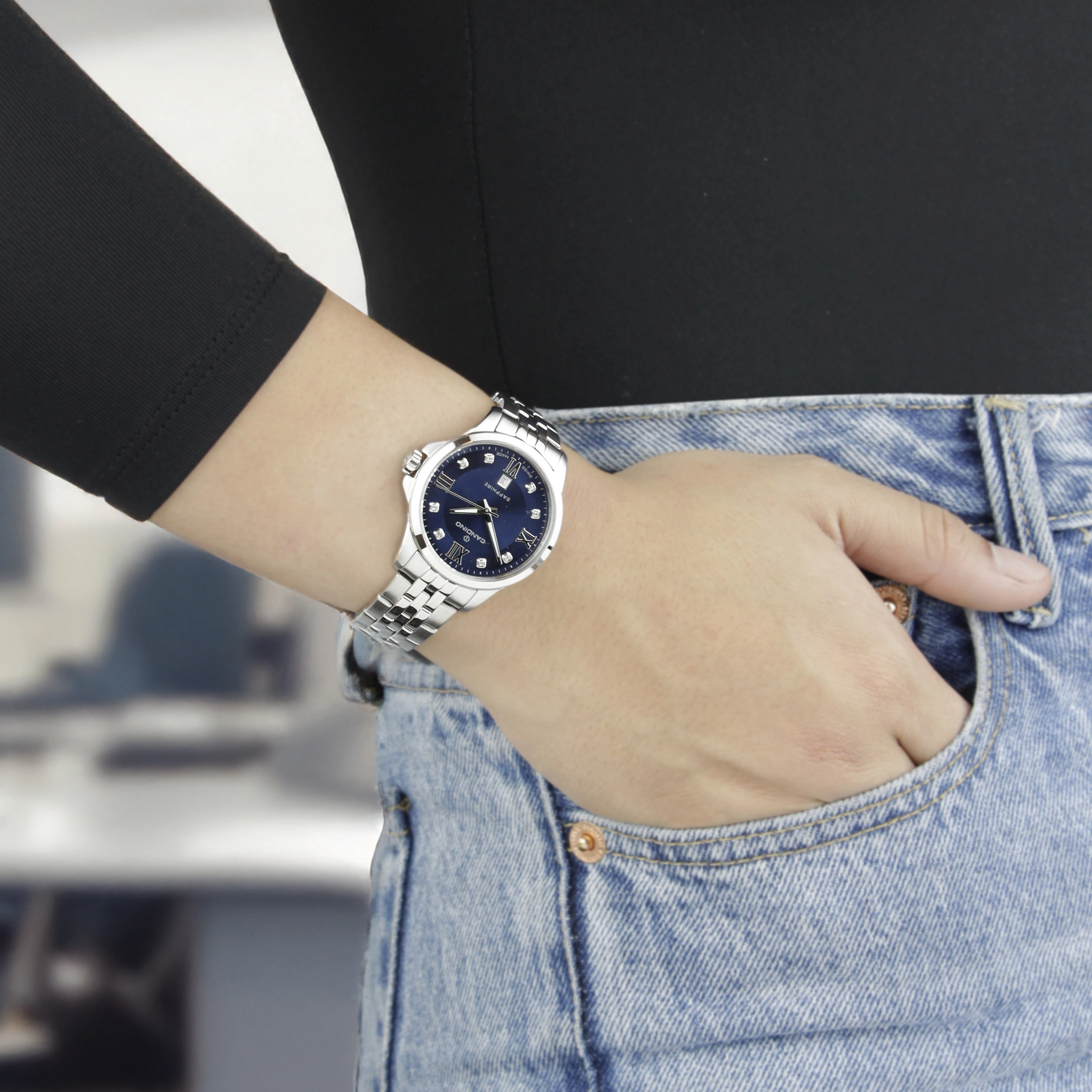 Reloj Candino analogo, para Dama, tablero redondo color azul, estilo puntos + romano, pulso acero color plateado, calendario