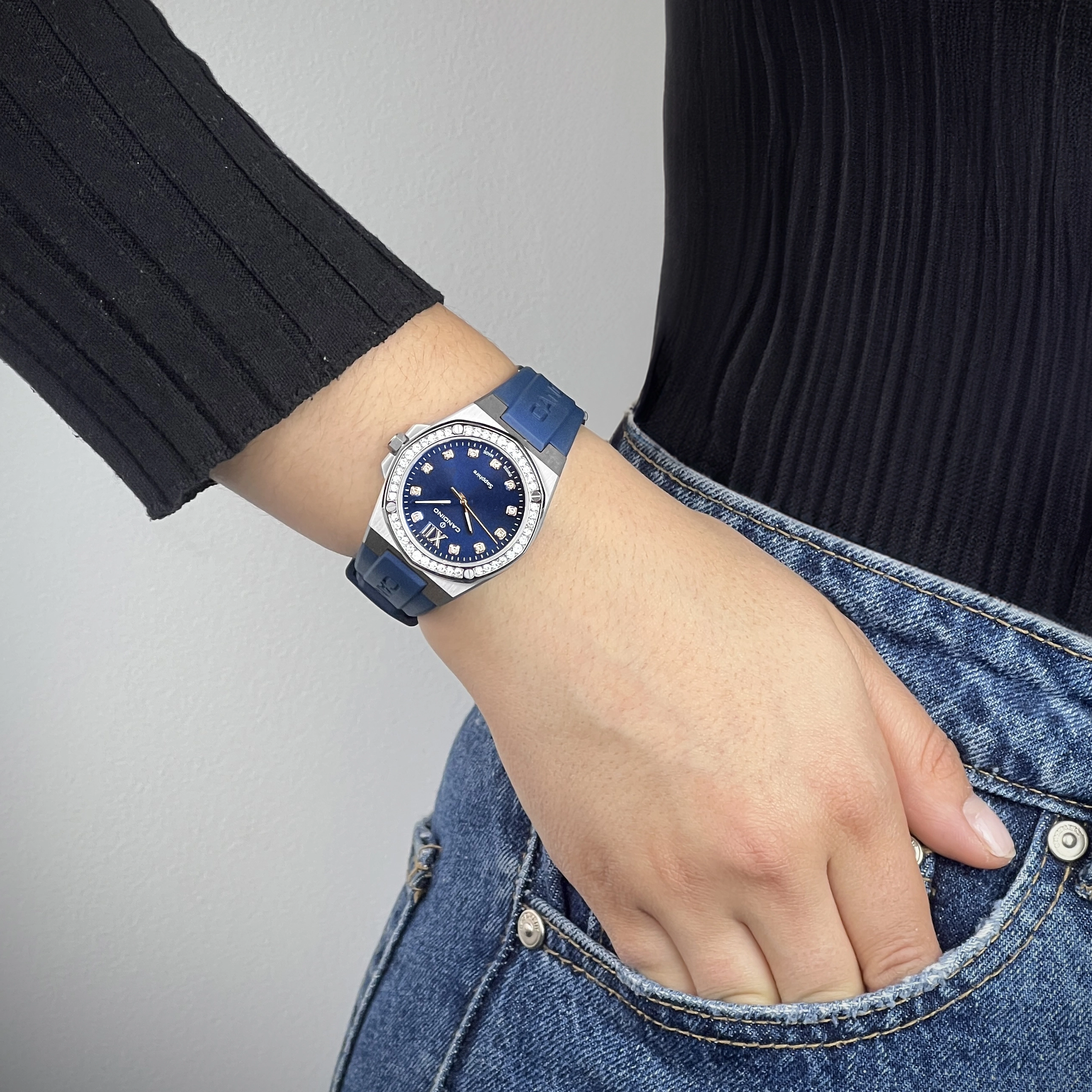 Reloj Candino analogo, para Dama, tablero redondo colores azul y rosa, estilo puntos + romano, pulso silicona color azul