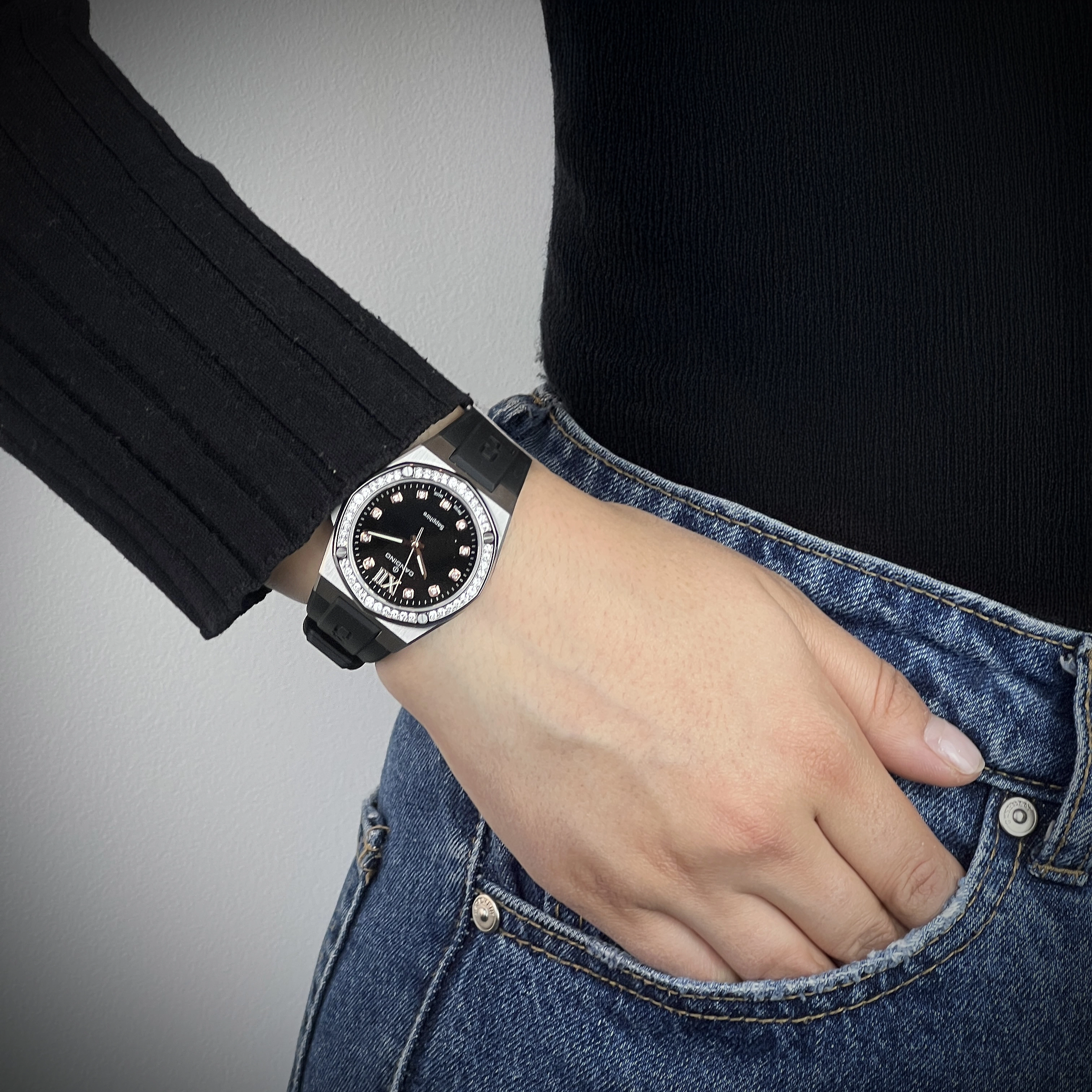 Reloj Candino analogo, para Dama, tablero redondo colores negro y rosa, estilo puntos + romano, pulso silicona color negro