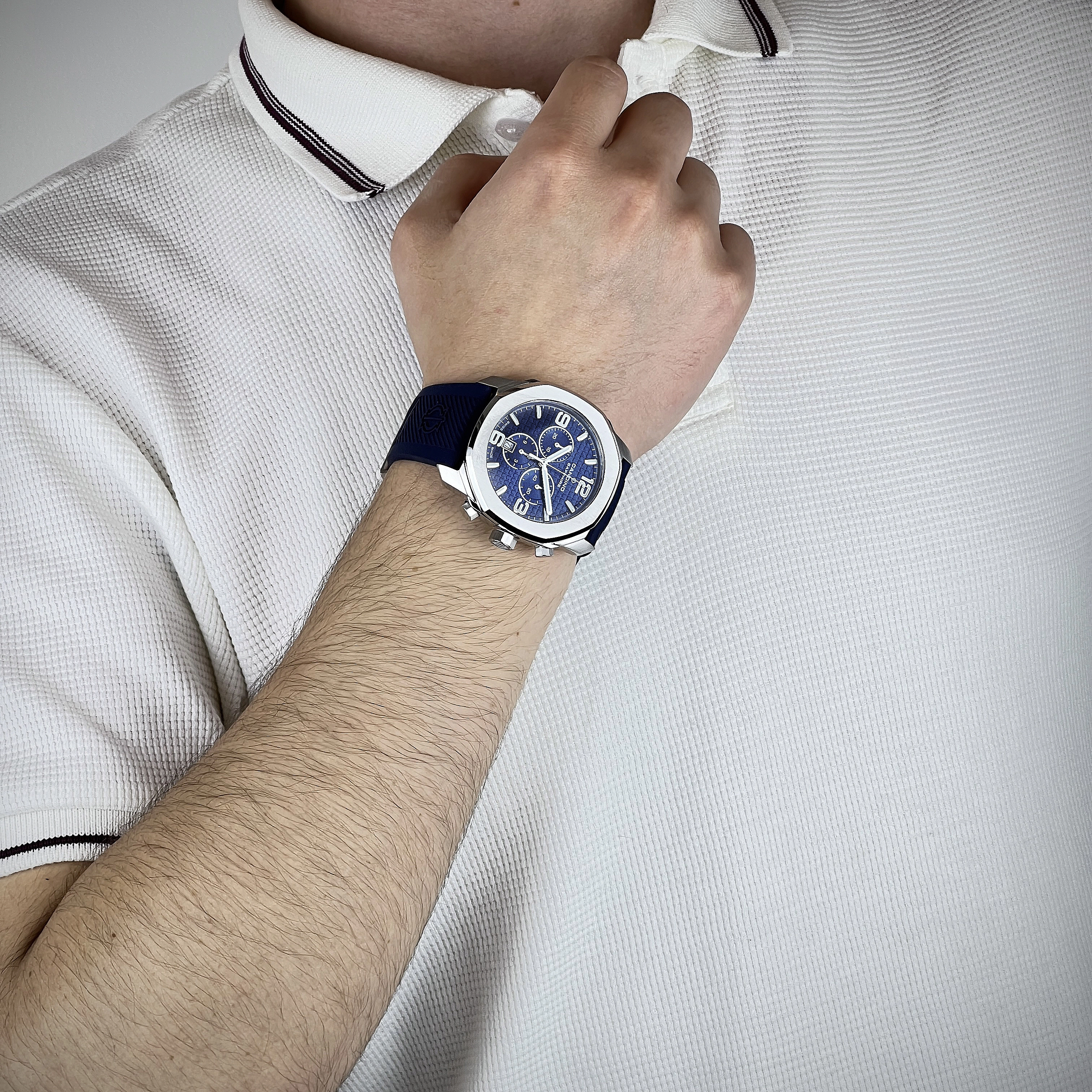 Reloj Candino analogo, para Hombre, tablero redondo colores azul y plateado, estilo index + arabigo, pulso silicona color azul, calendario, cronografo