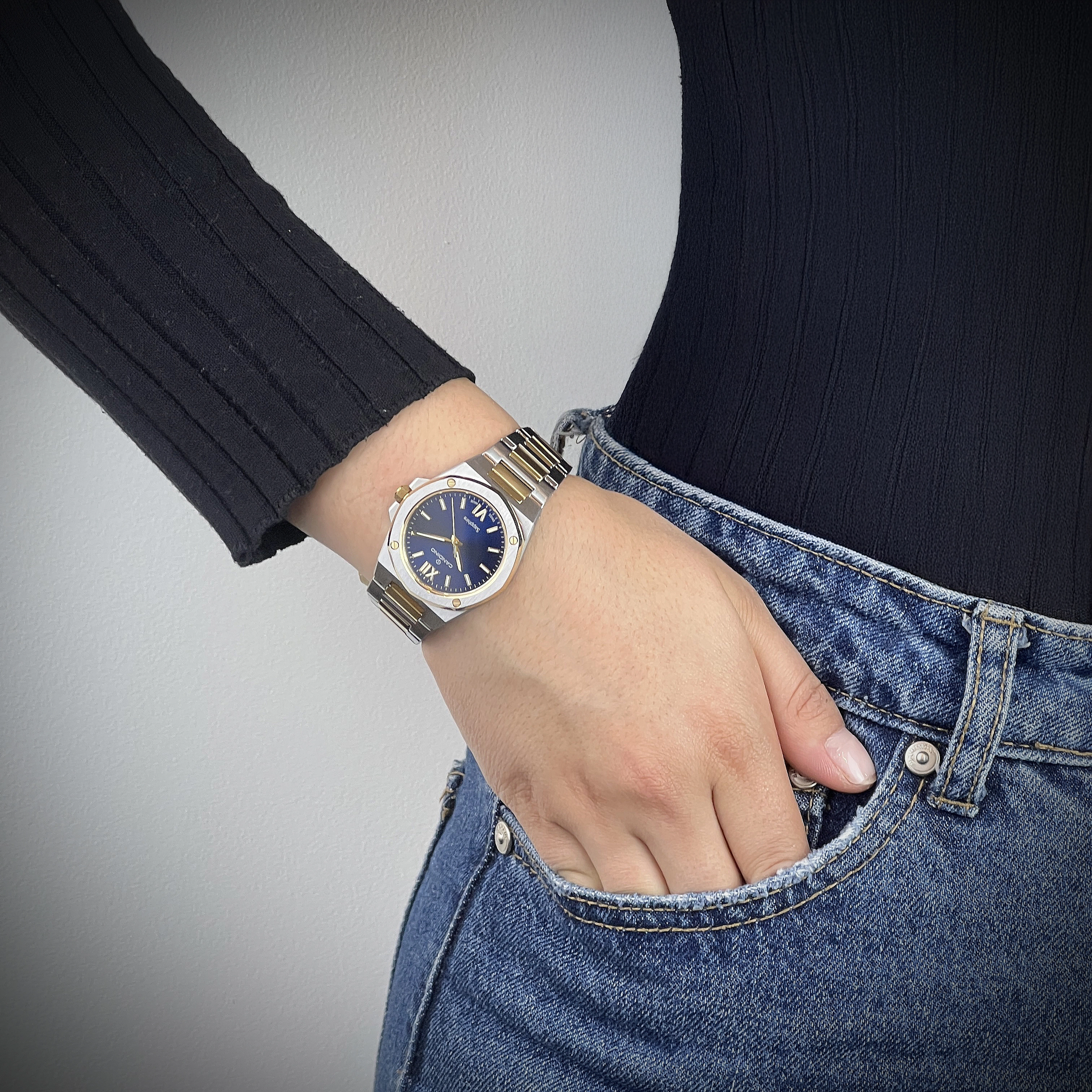 Reloj Candino analogo, para Dama, tablero redondo color azul, estilo index + romano, pulso acero colores plateado y dorado