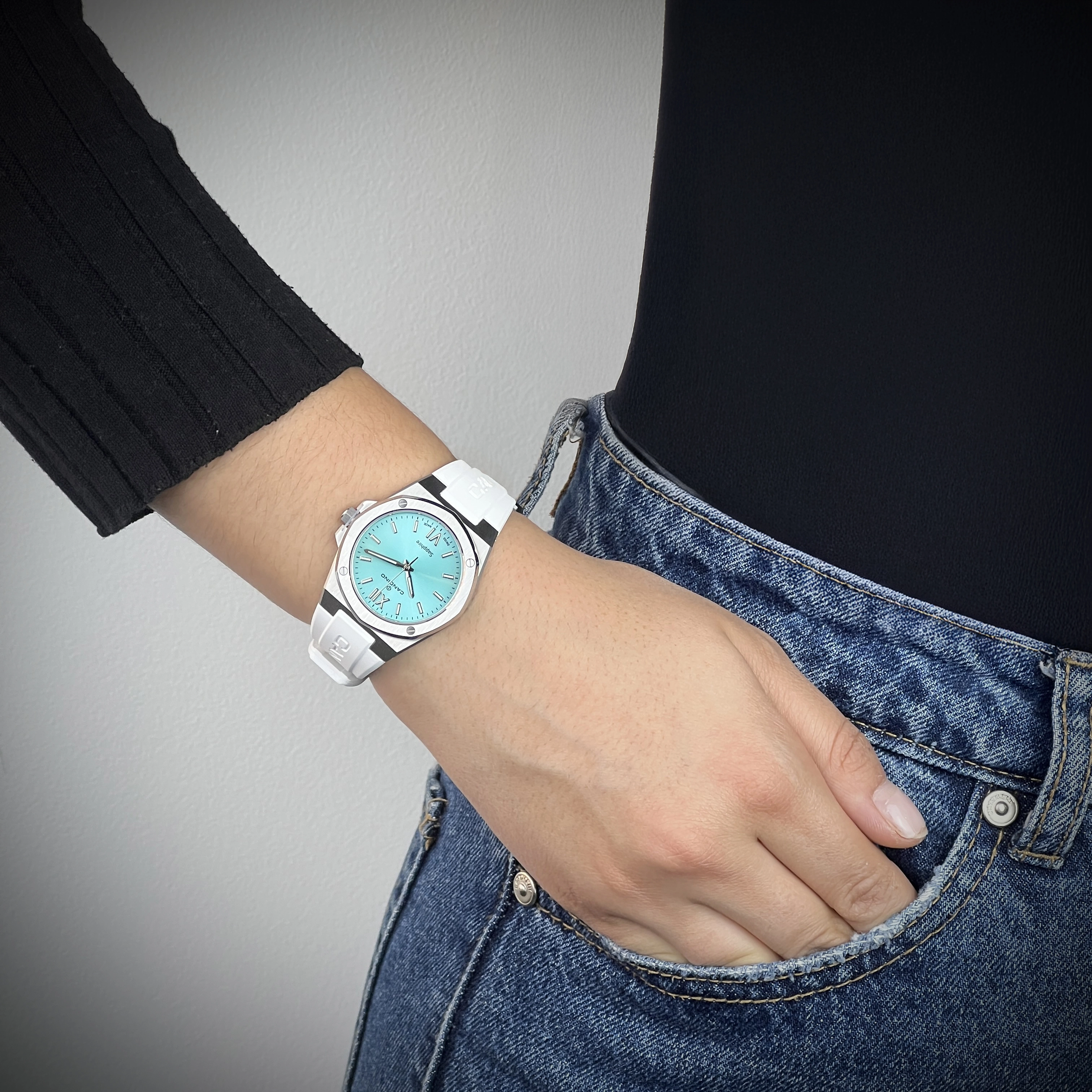 Reloj Candino analogo, para Dama, tablero redondo color azul, estilo index + romano, pulso silicona color blanco