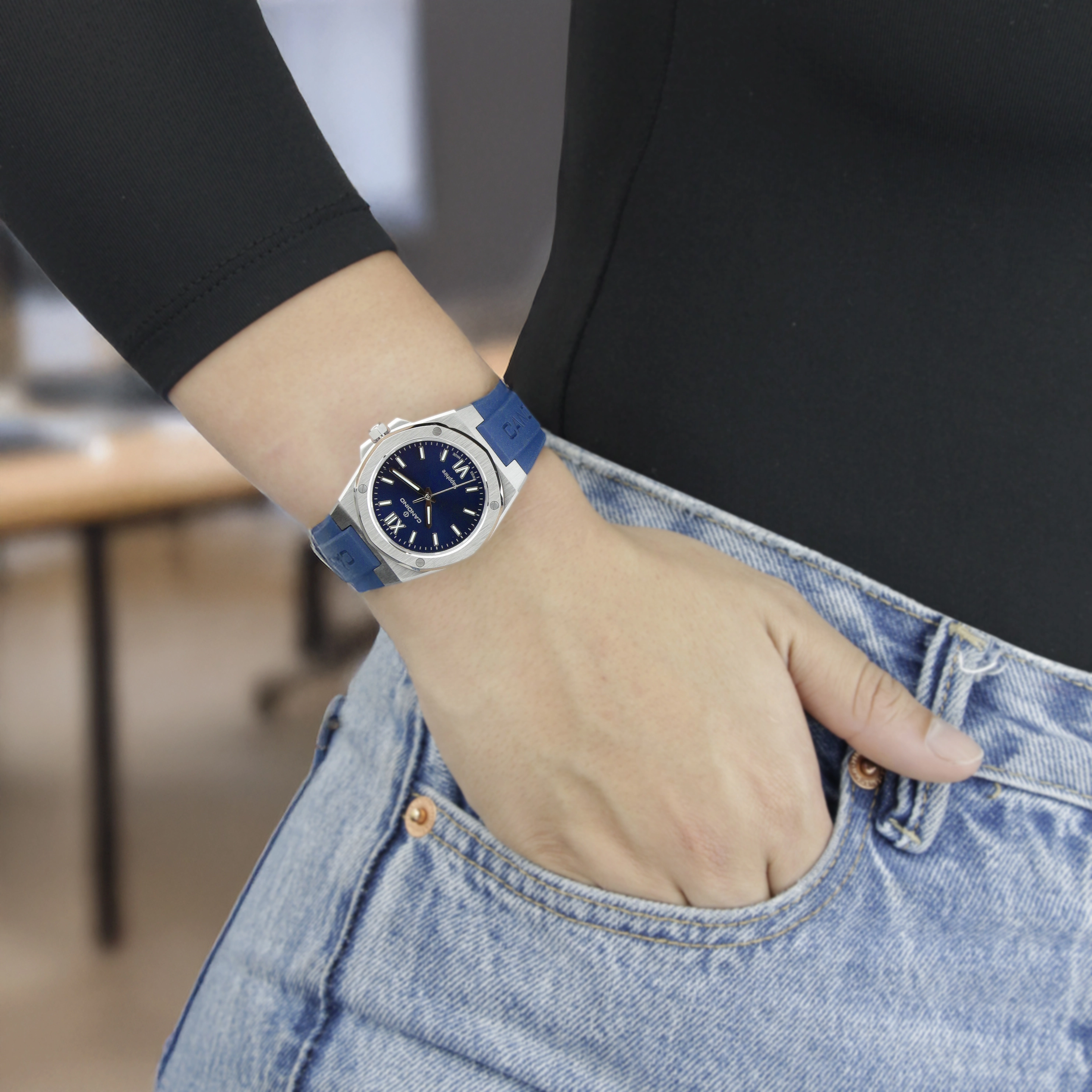Reloj Candino analogo, para Dama, tablero redondo color azul, estilo index + romano, pulso silicona color azul