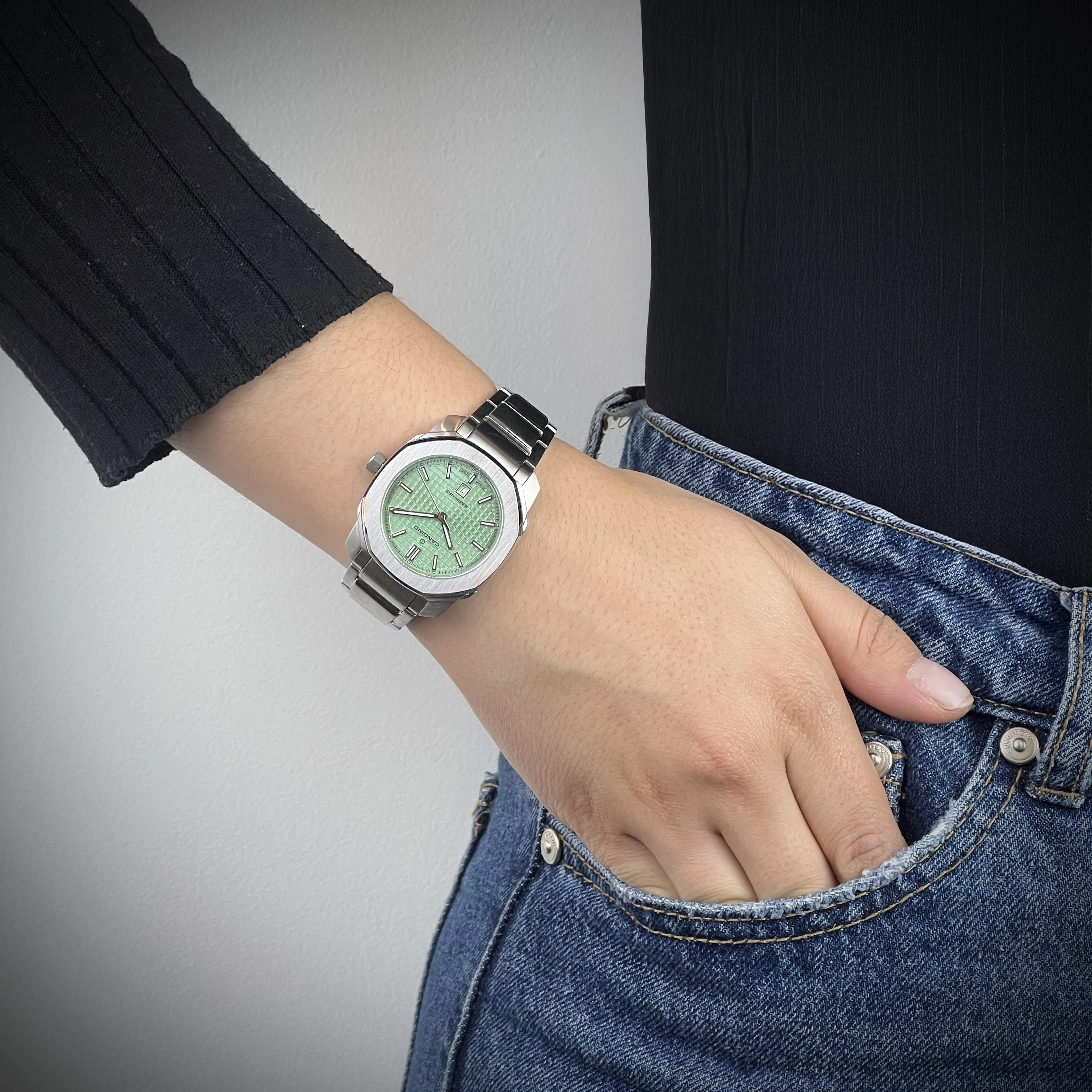 Reloj Candino analogo, para Dama, tablero redondo colores plateado y verde, estilo index, pulso acero color plateado, calendario