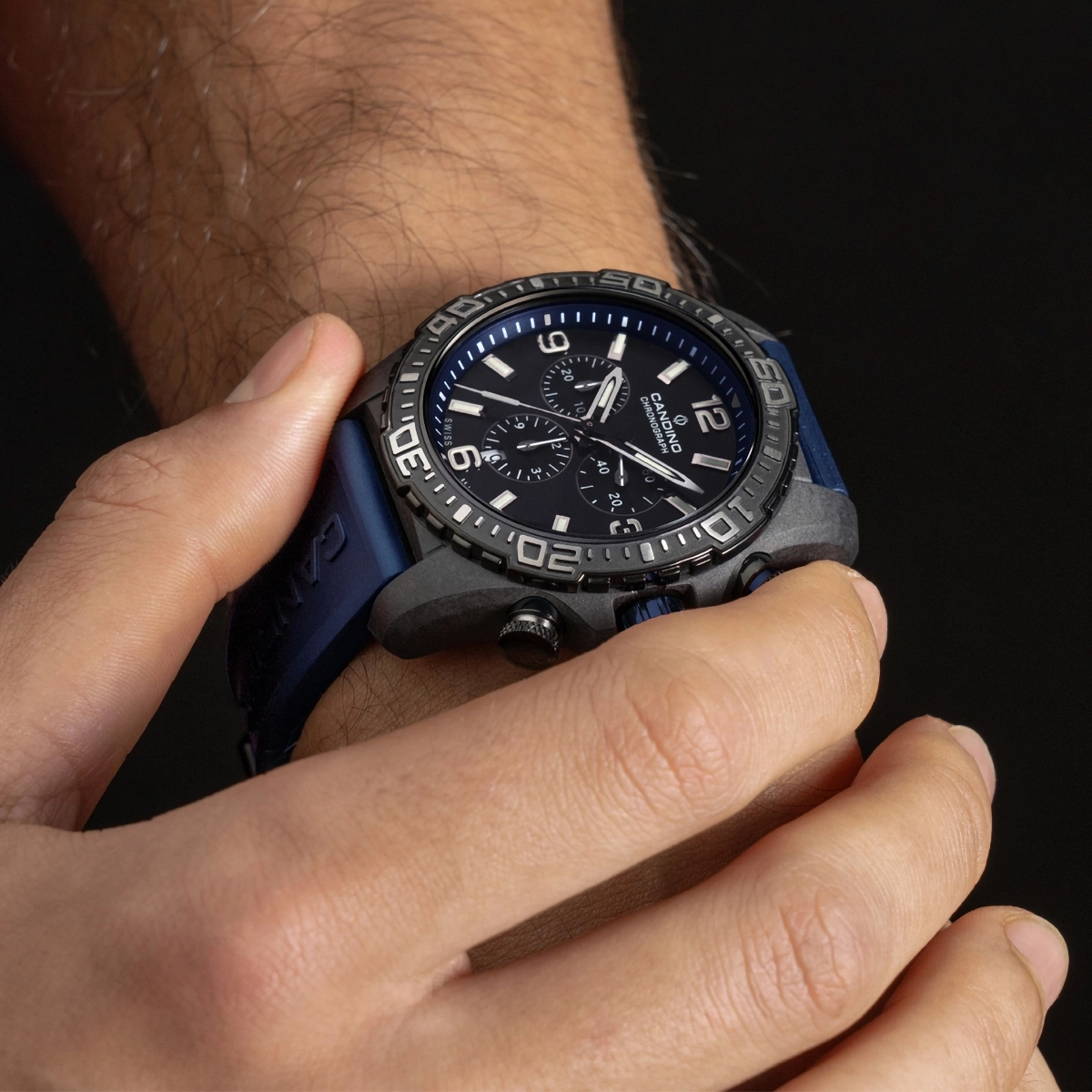 Reloj Candino analogo, para Hombre, tablero redondo color negro, estilo index + arabigo, pulso silicona color azul, calendario, cronografo