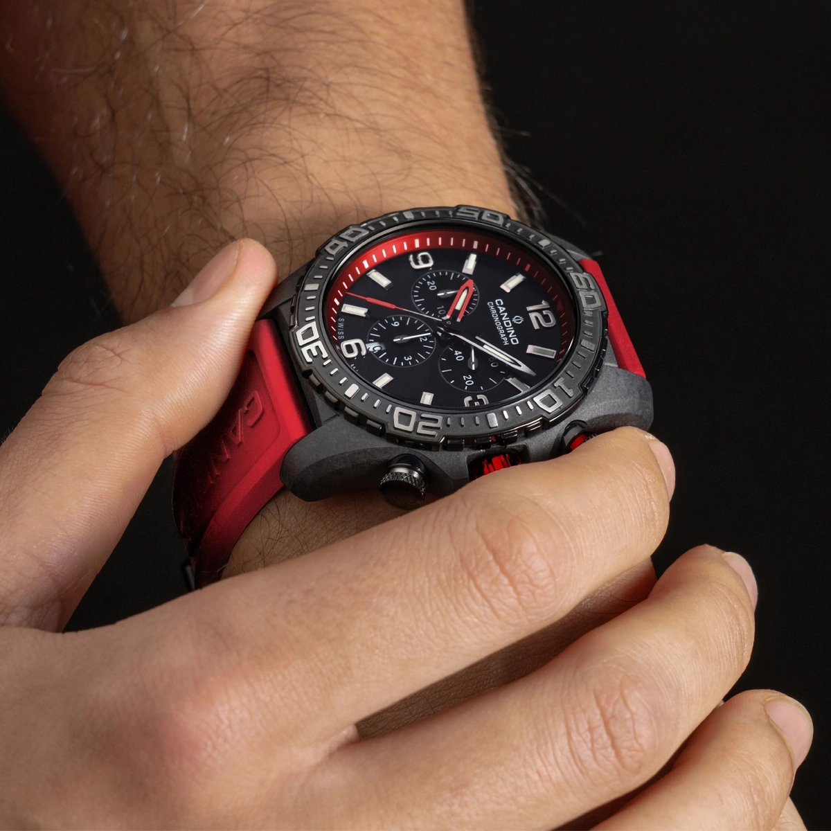 Reloj Candino analogo, para Hombre, tablero redondo color negro, estilo index + arabigo, pulso silicona color rojo, calendario, cronografo