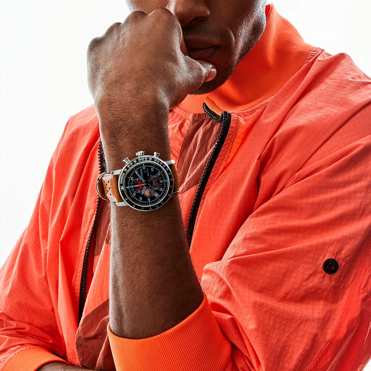 Reloj Citizen análogo, para Hombre, tablero redondo color negro, estilo arábigos, pulso cuero color café, calendario, cronografo