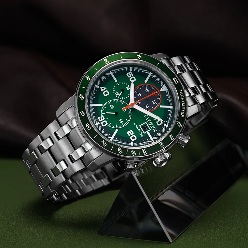Reloj Citizen analogo, para Hombre, tablero redondo colores verde y naranja, estilo index + arabigo, pulso acero color plateado, calendario, cronografo