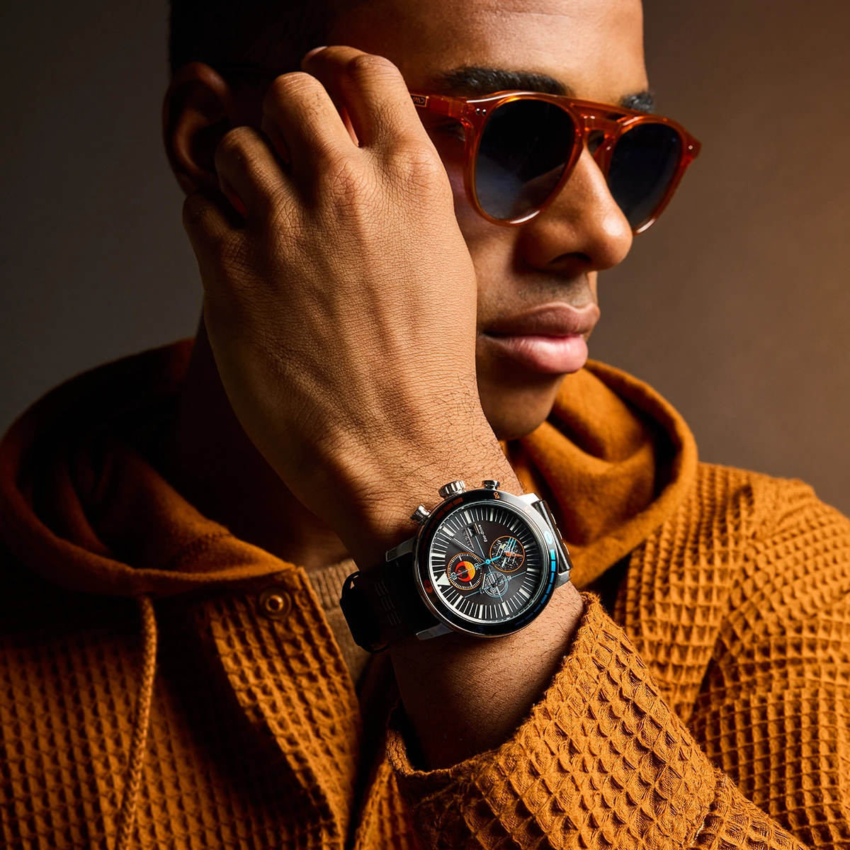 Reloj Citizen análogo, para Hombre, tablero redondo color negro, estilo index, pulso cuero color negro, calendario, cronografo
