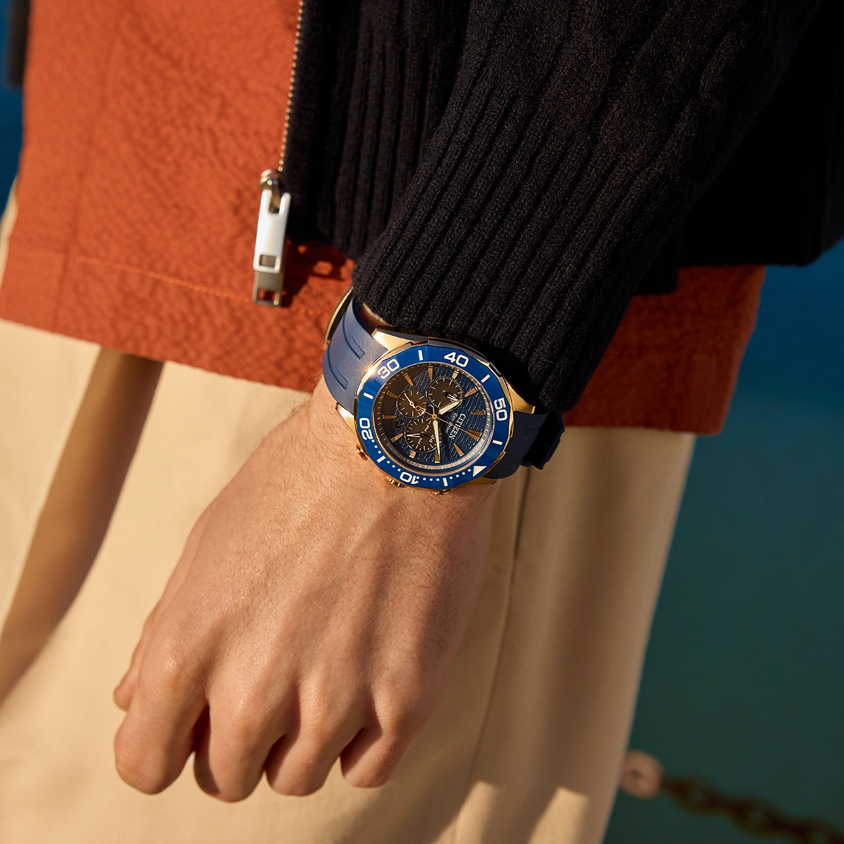 Reloj Citizen análogo, para Hombre, tablero redondo colores azul y rosa, estilo index, pulso silicona color azul, calendario, cronografo