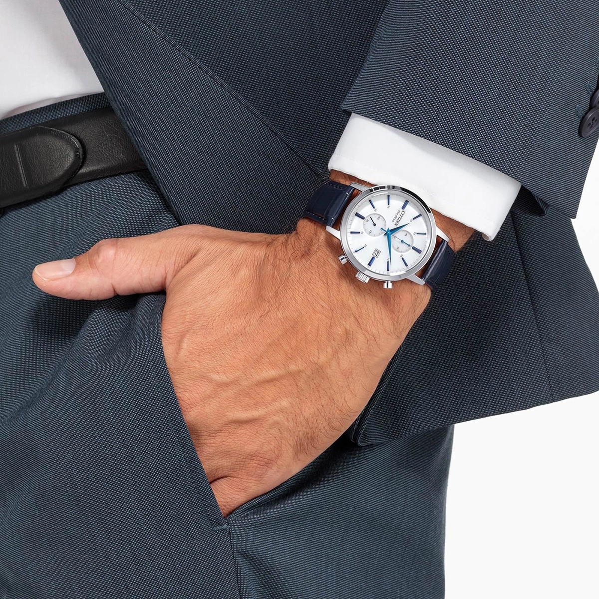 Reloj Citizen analogo, para Hombre, tablero redondo color blanco, estilo index, pulso cuero color azul, calendario, cronografo